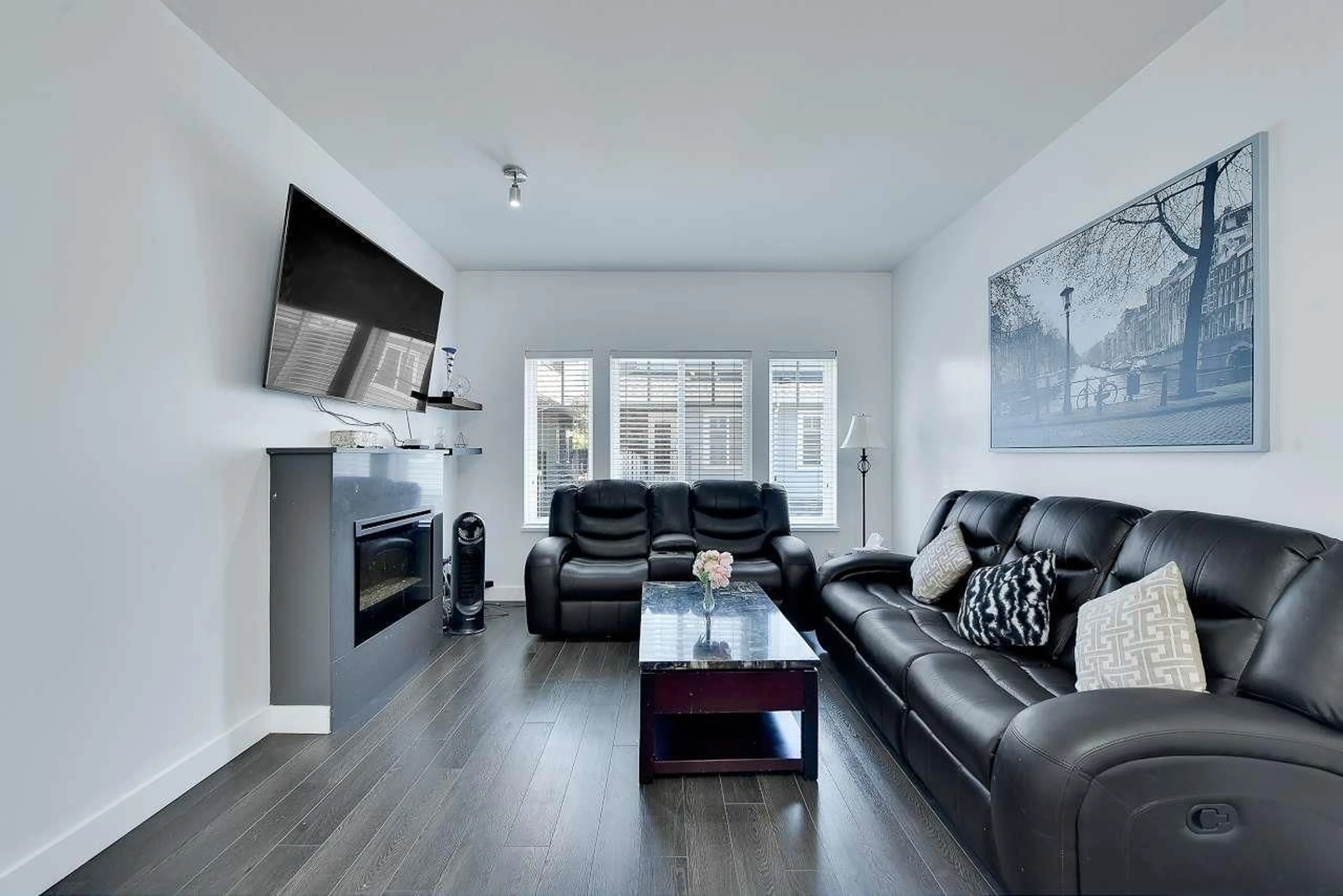 Living room with furniture, wood/laminate floor for 10 - 13864 HYLAND ROAD, Surrey British Columbia V3W2C3