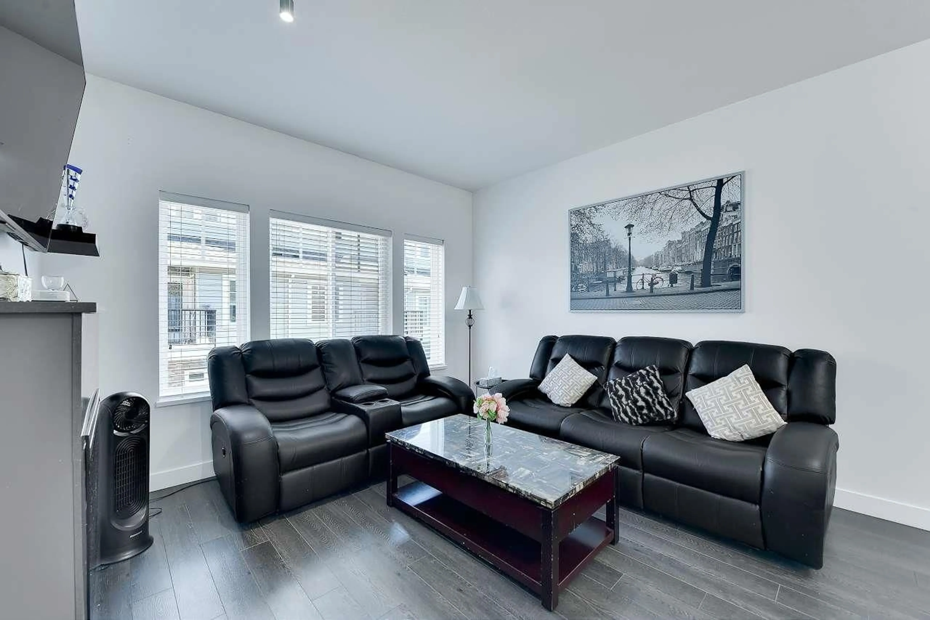 Living room with furniture, wood/laminate floor for 10 - 13864 HYLAND ROAD, Surrey British Columbia V3W2C3