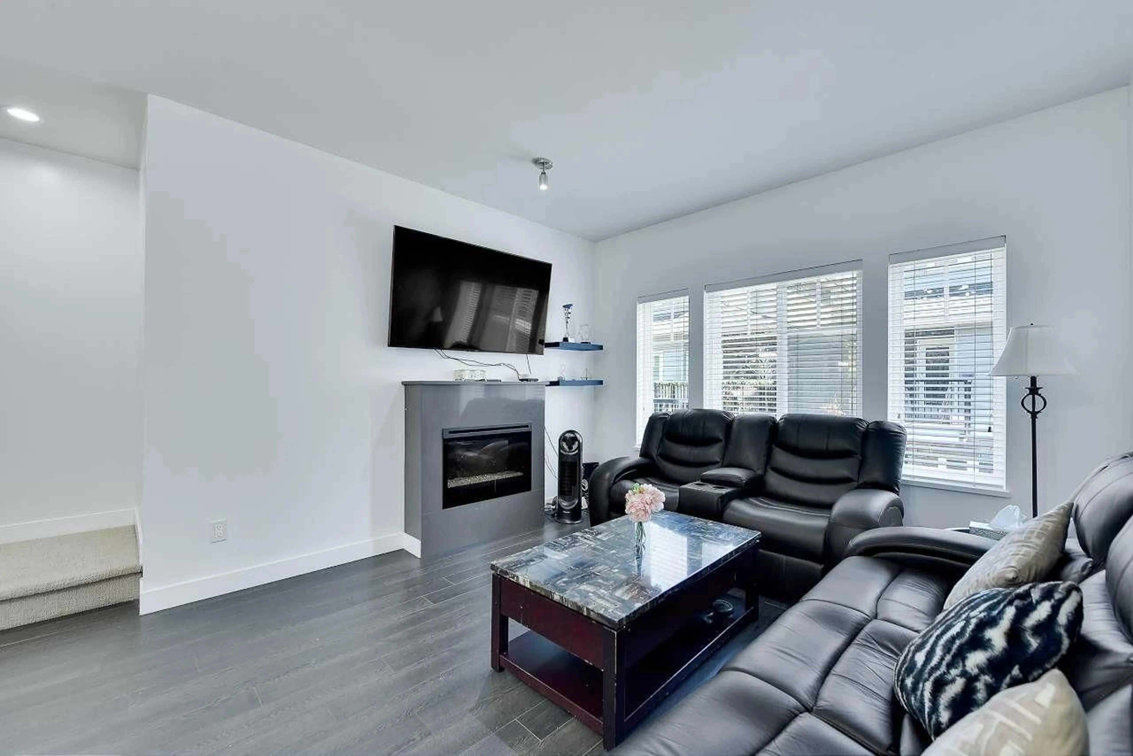 Living room with furniture, unknown for 10 - 13864 HYLAND ROAD, Surrey British Columbia V3W2C3