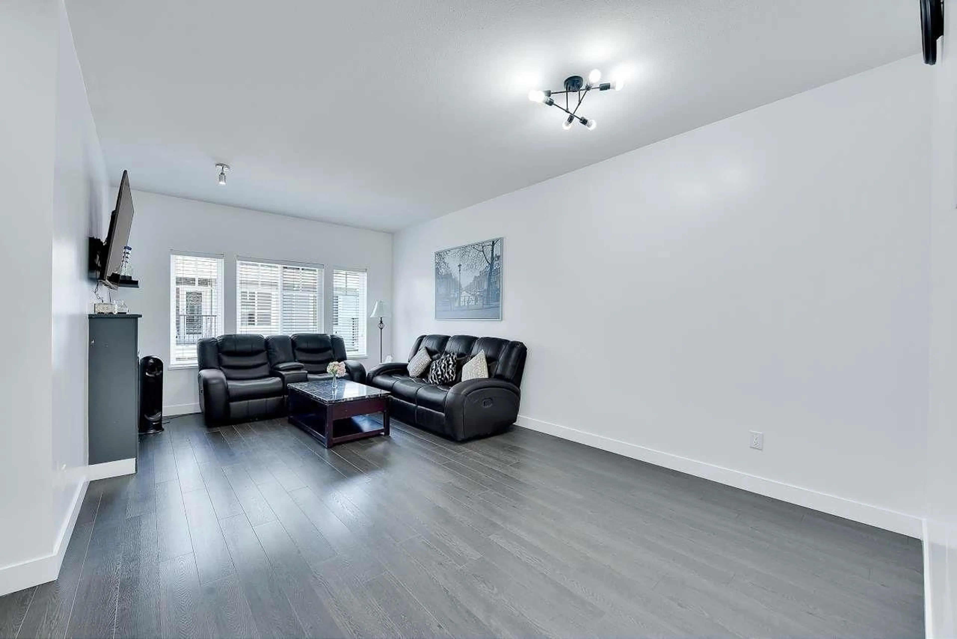 Living room with furniture, wood/laminate floor for 10 - 13864 HYLAND ROAD, Surrey British Columbia V3W2C3