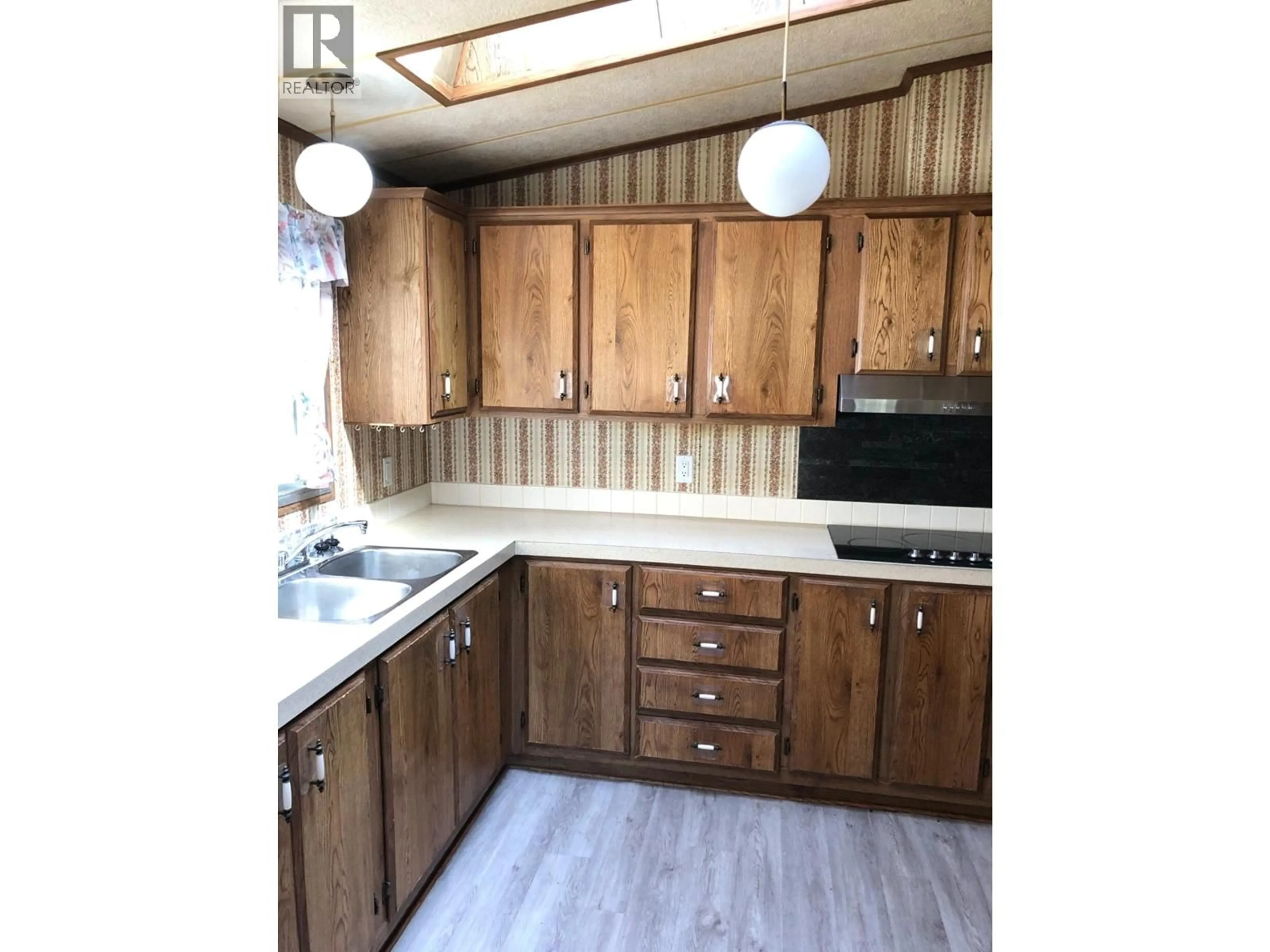 Standard kitchen, wood/laminate floor for 69 - 145 KING EDWARD STREET, Coquitlam British Columbia V3K6L5