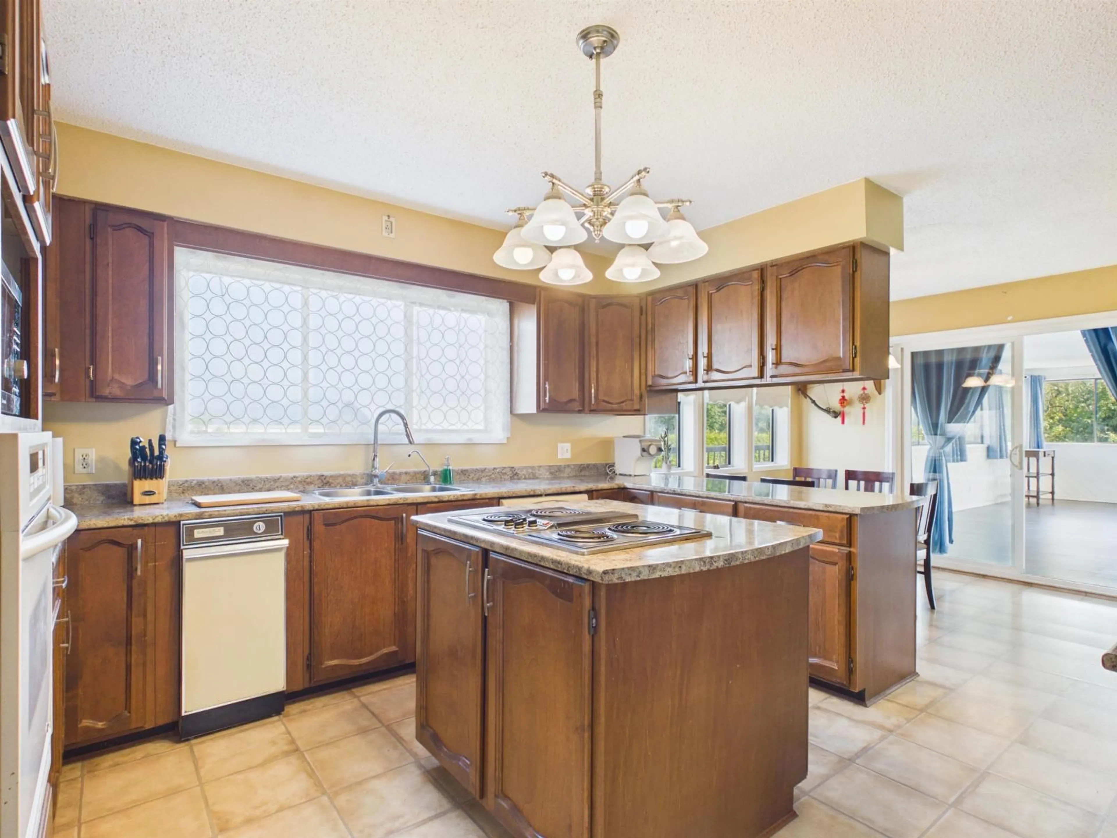 Open concept kitchen, ceramic/tile floor for 6631 HOPEDALE ROAD, Sardis - Greendale British Columbia V2R4L4