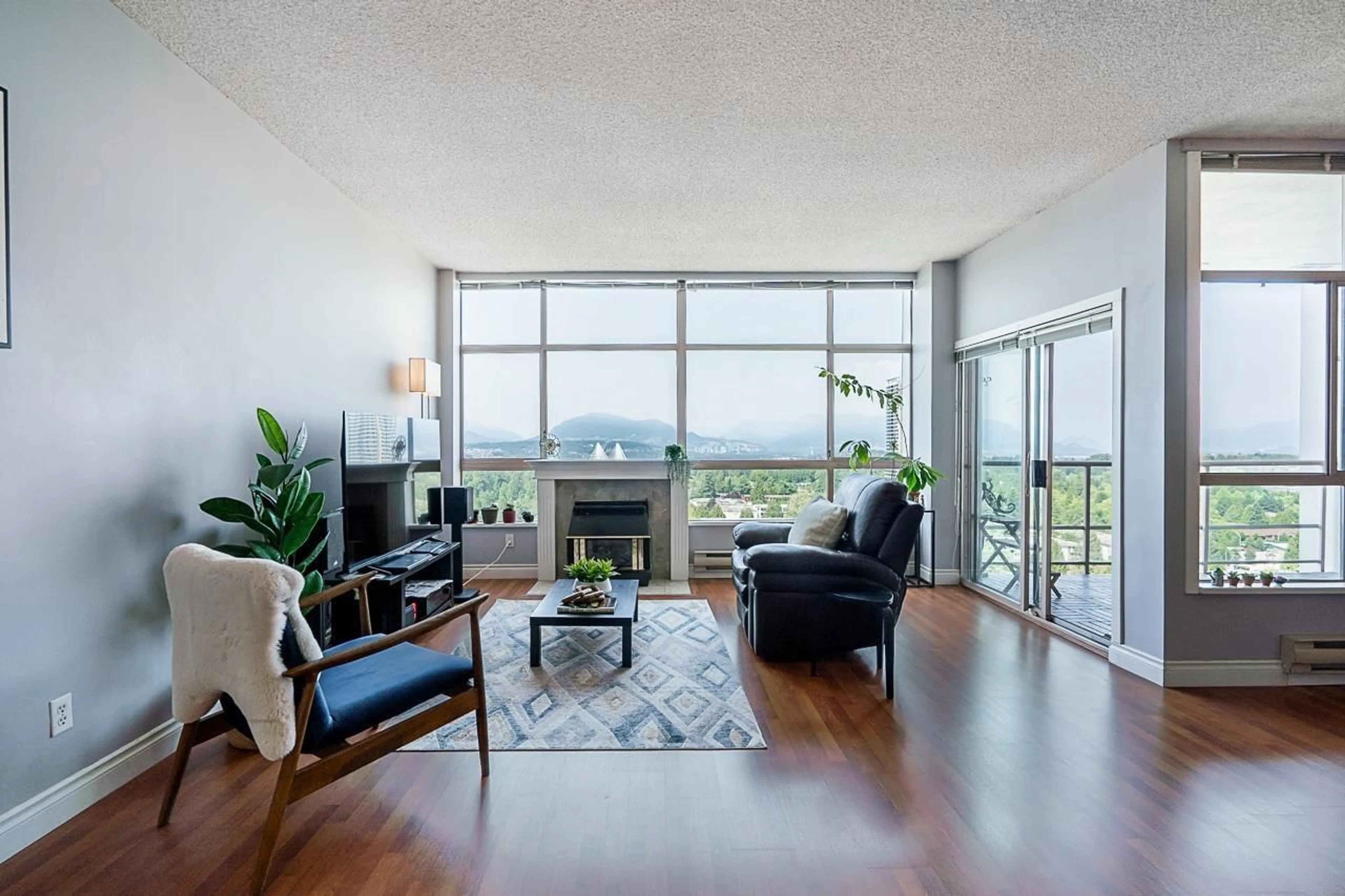 Living room with furniture, unknown for 2001 - 14881 103A AVENUE, Surrey British Columbia V3R0M5