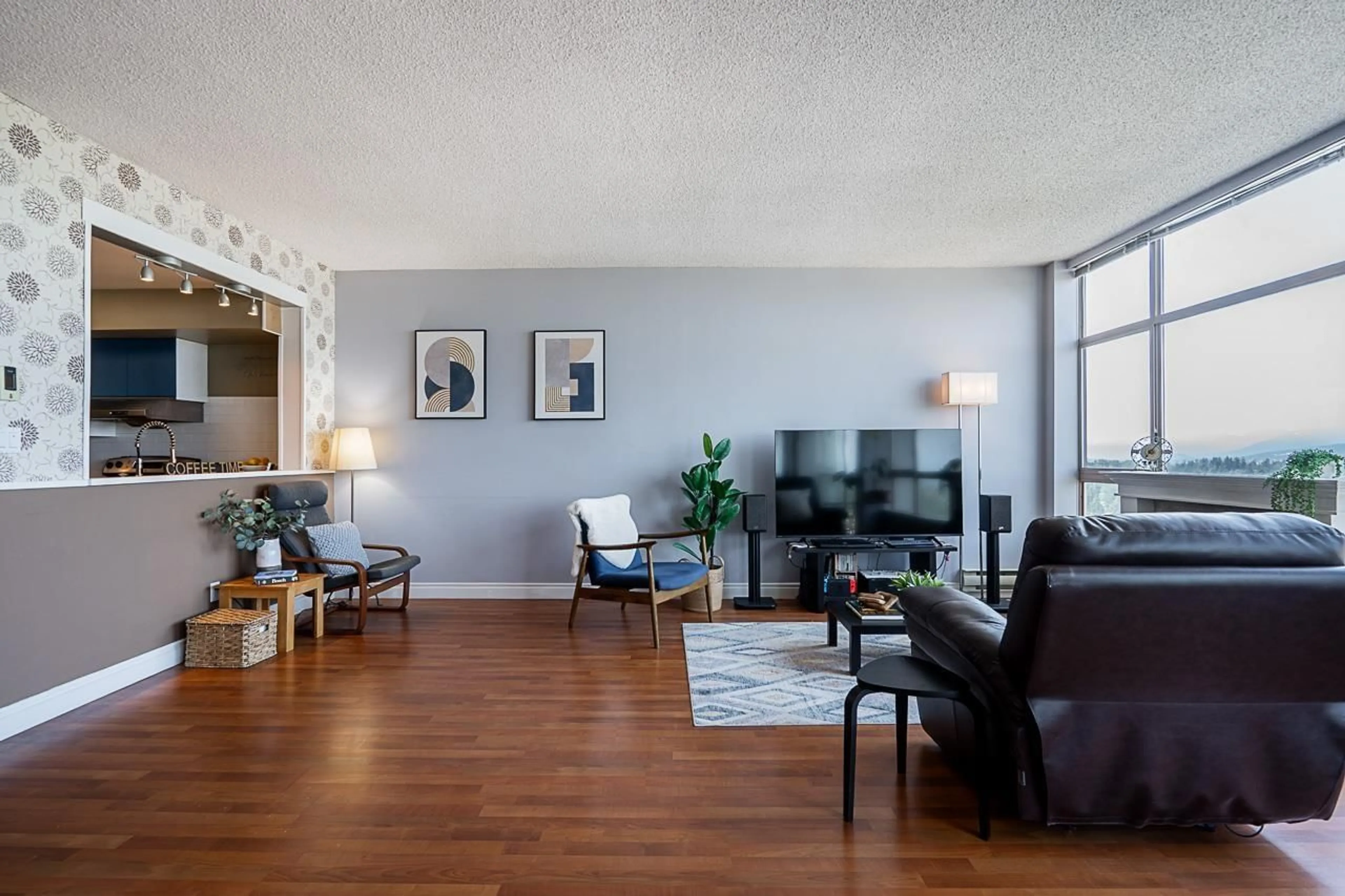 Living room with furniture, wood/laminate floor for 2001 - 14881 103A AVENUE, Surrey British Columbia V3R0M5