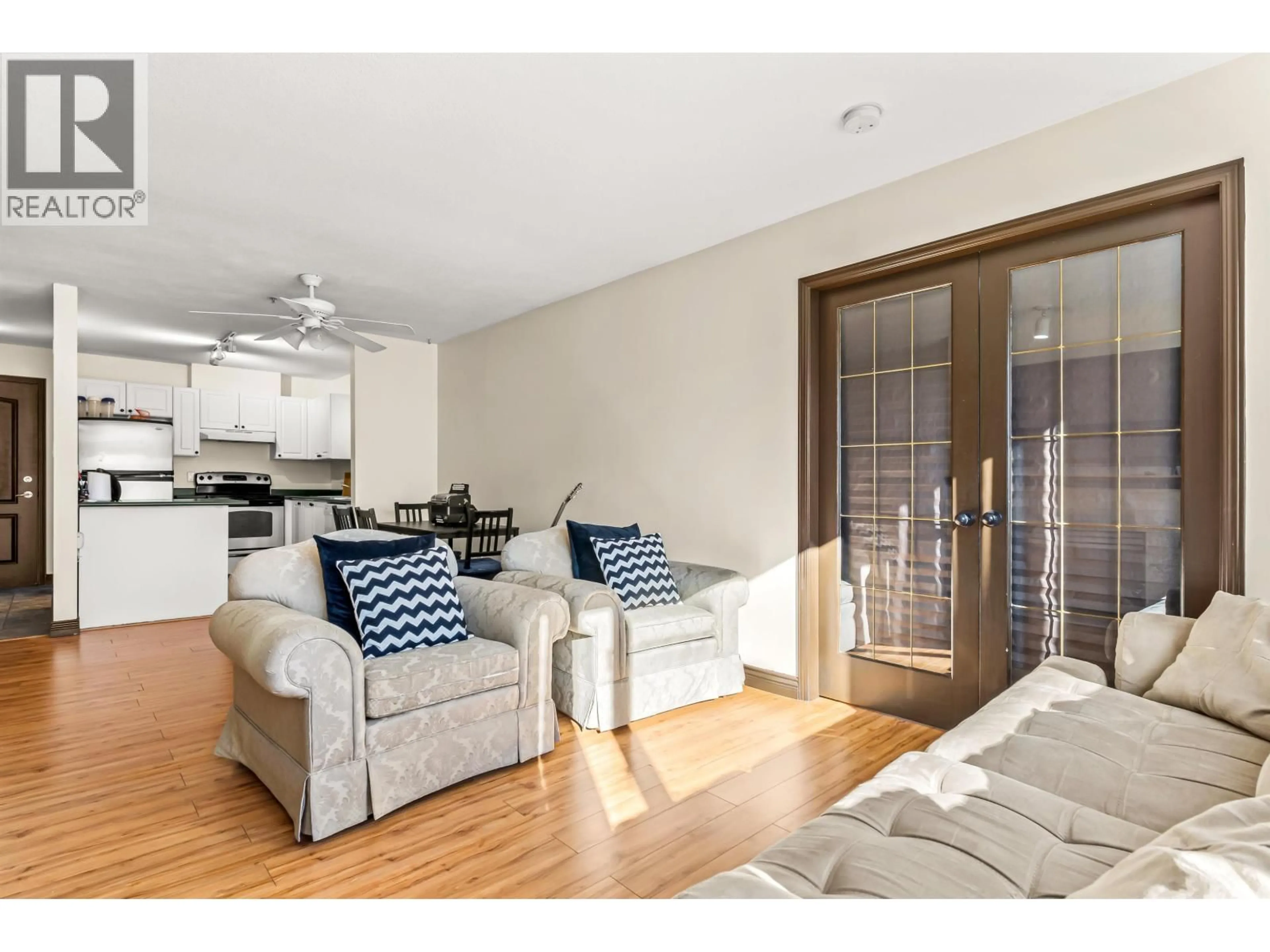 Living room with furniture, wood/laminate floor for 122 - 2551 PARKVIEW LANE, Port Coquitlam British Columbia V3C6J8