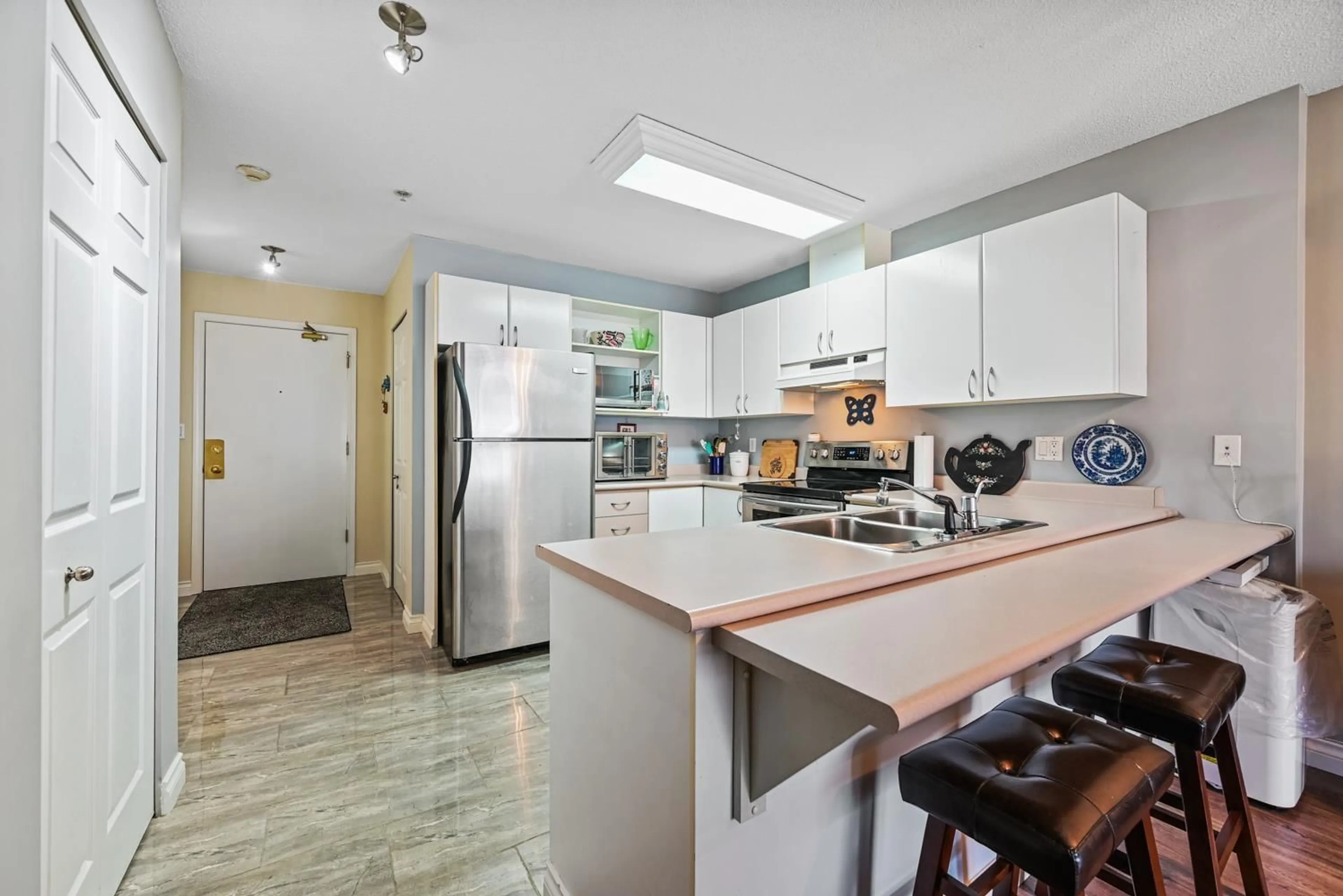 Standard kitchen, ceramic/tile floor for 211 - 12160 80 AVENUE, Surrey British Columbia V3W0V3