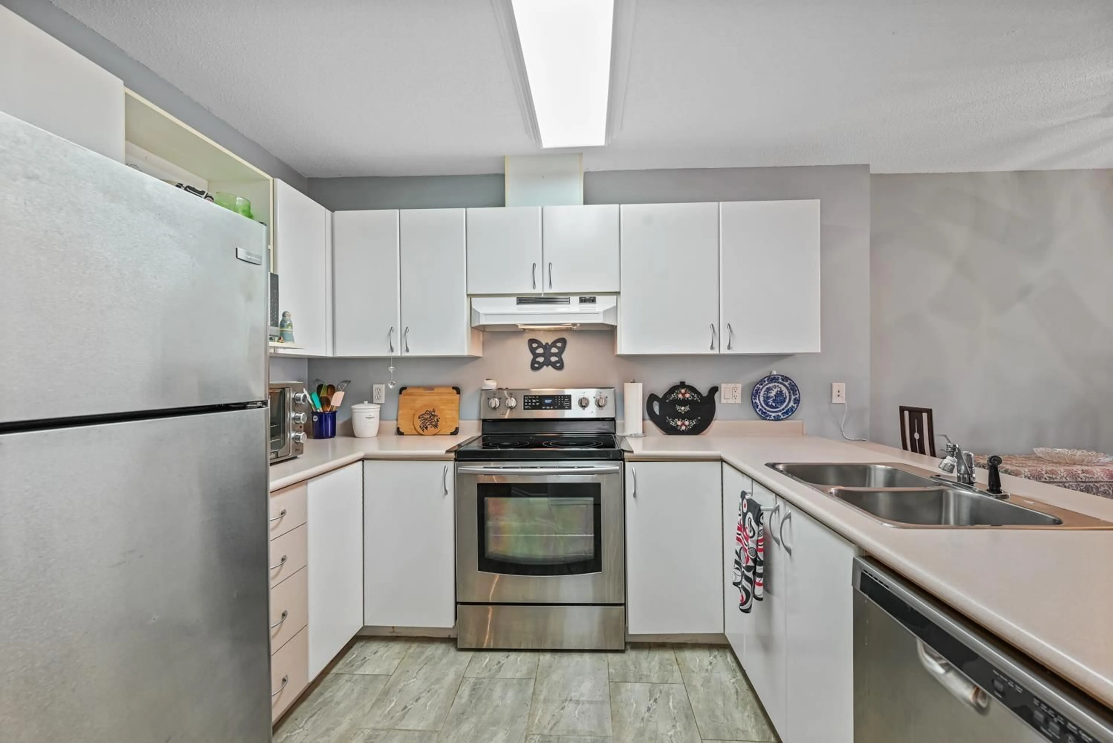 Standard kitchen, ceramic/tile floor for 211 - 12160 80 AVENUE, Surrey British Columbia V3W0V3