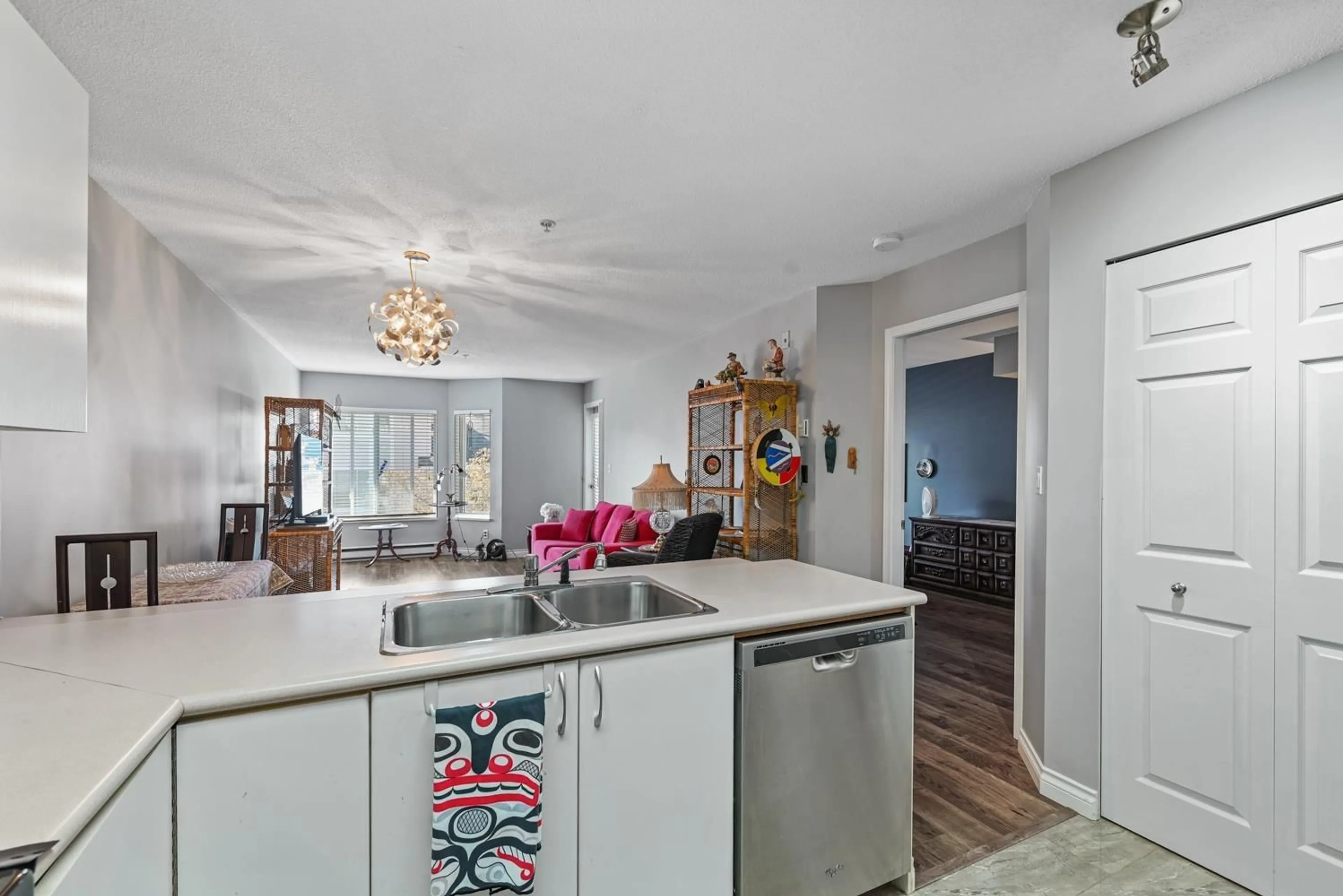 Open concept kitchen, unknown for 211 - 12160 80 AVENUE, Surrey British Columbia V3W0V3