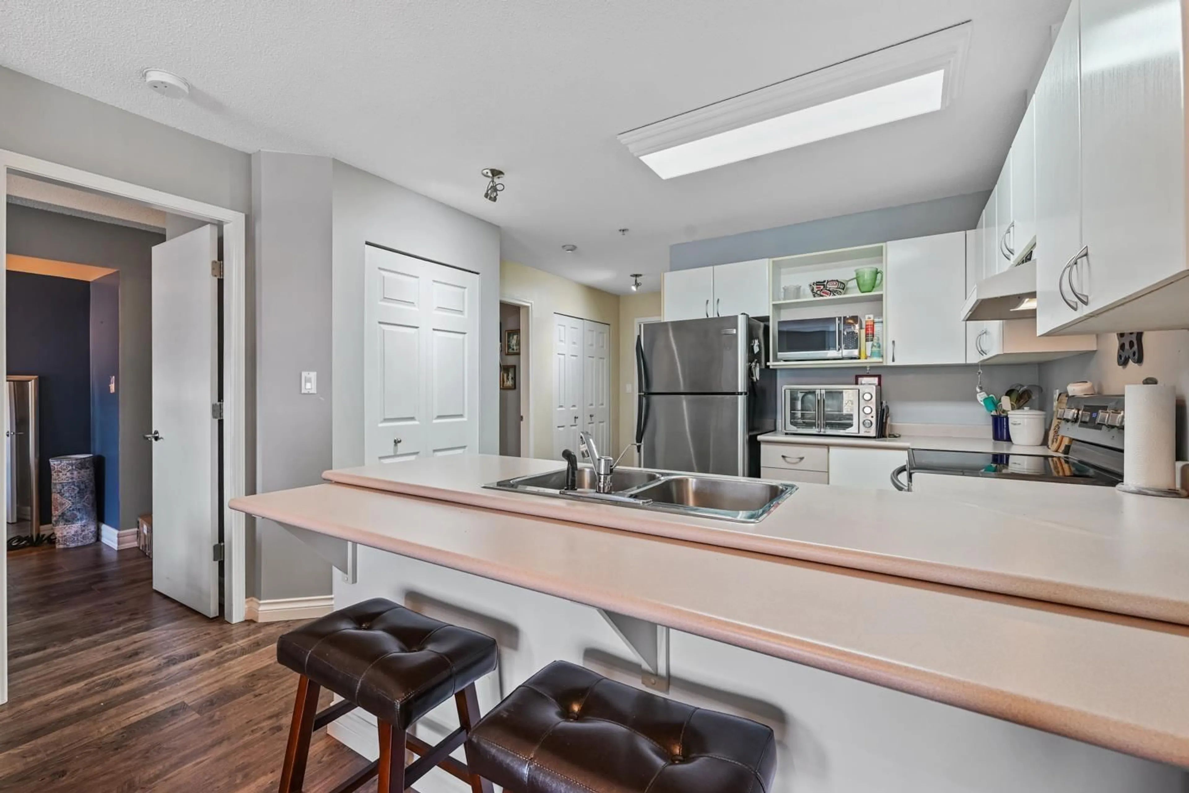 Open concept kitchen, unknown for 211 - 12160 80 AVENUE, Surrey British Columbia V3W0V3