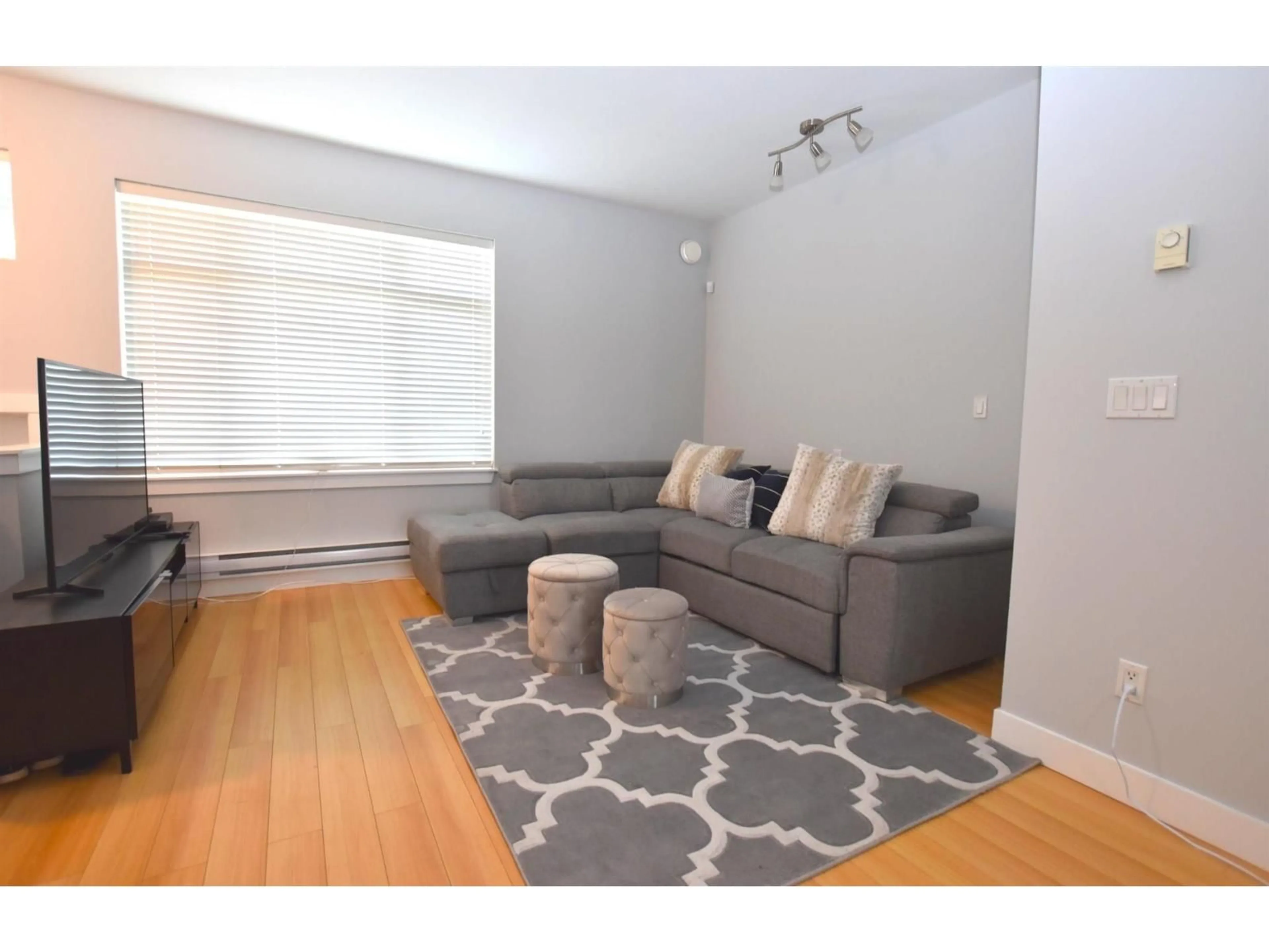 Living room with furniture, unknown for 2 - 13899 LAUREL DRIVE, Surrey British Columbia V3T0E3