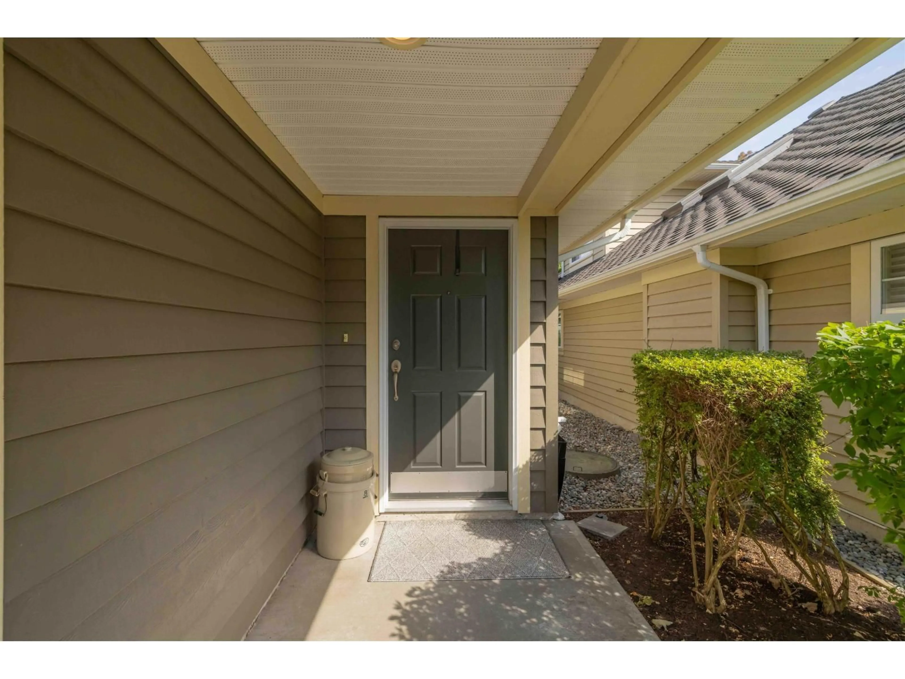 Indoor entryway for 7 - 15450 ROSEMARY HEIGHTS CRESCENT, Surrey British Columbia V3Z0K1