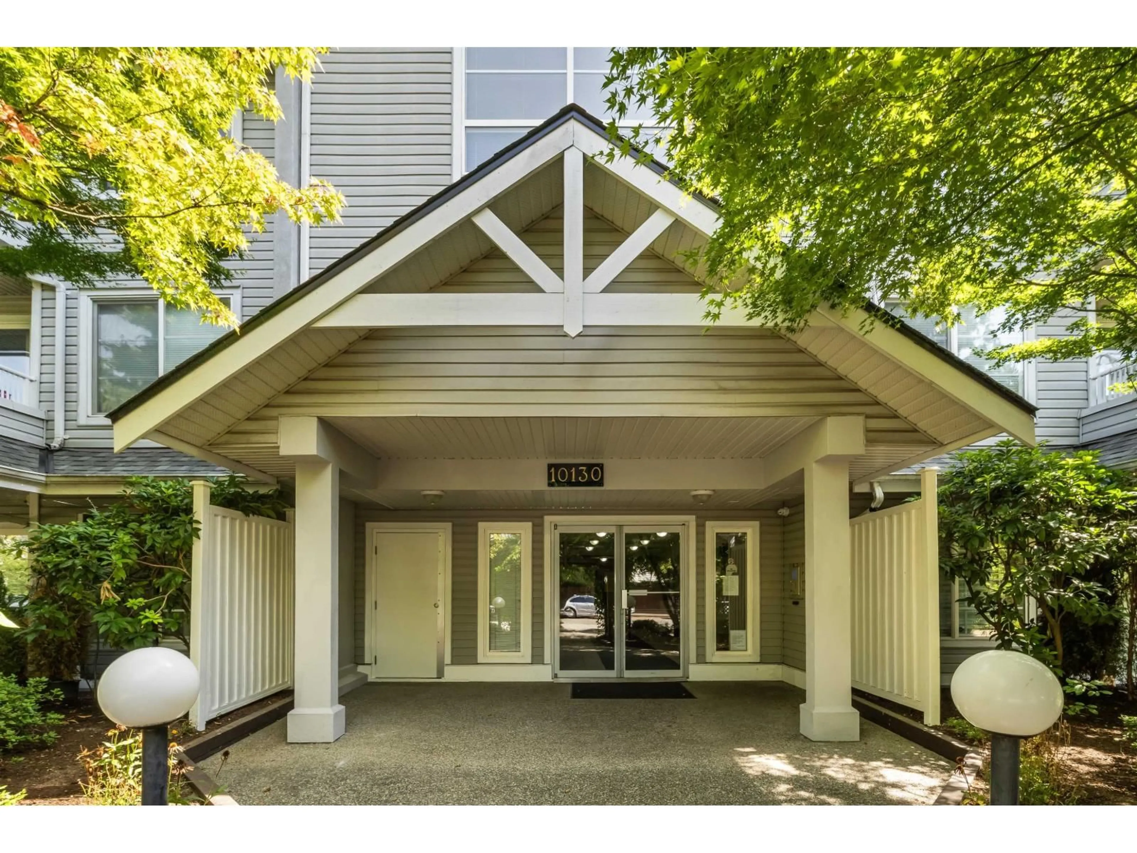 Indoor foyer for 303 - 10130 139 STREET, Surrey British Columbia V3T4L4