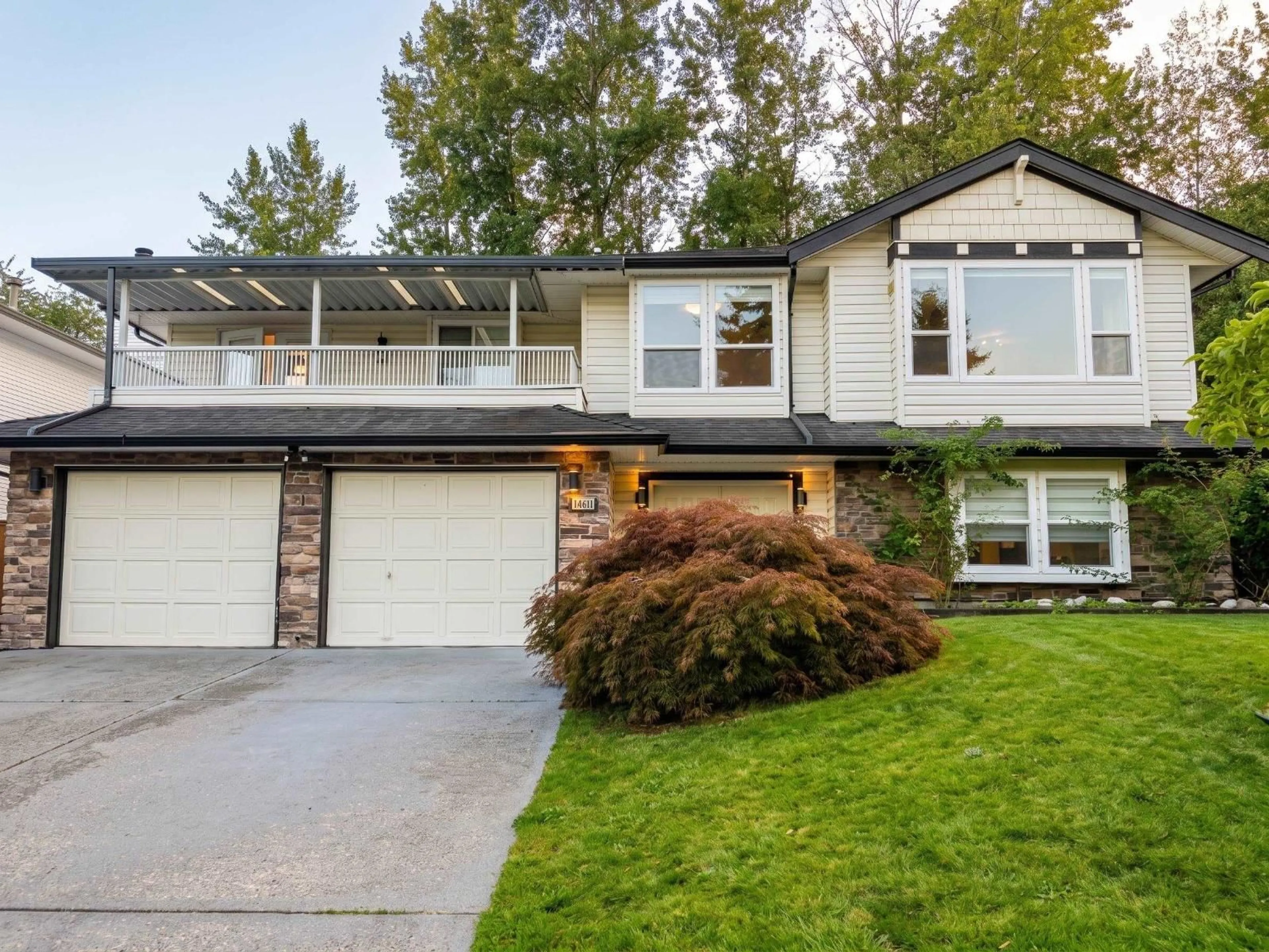 Home with vinyl exterior material, street for 11411 WELLINGTON CRESCENT, Surrey British Columbia V3R9H1