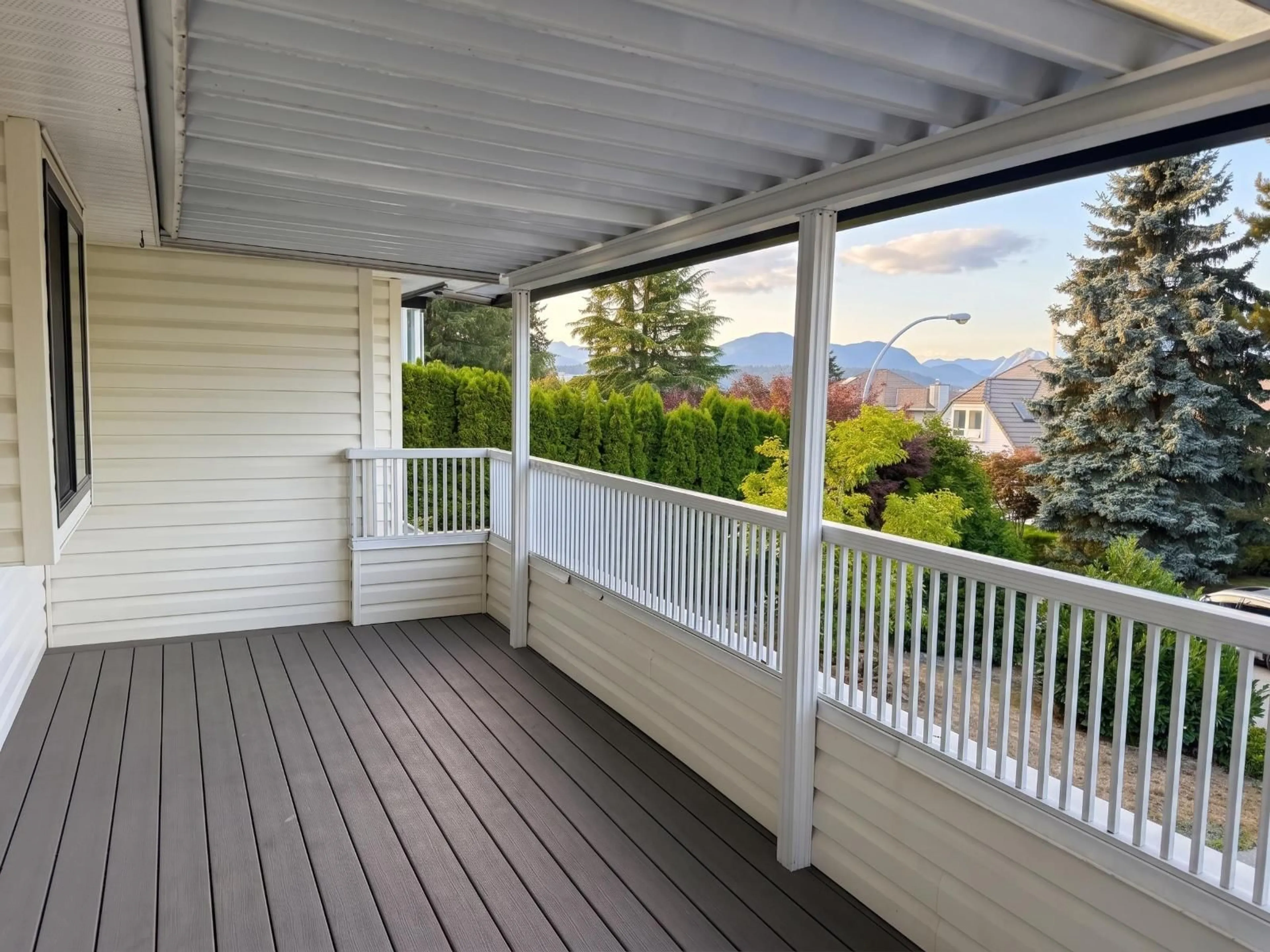 Patio, mountain view for 11411 WELLINGTON CRESCENT, Surrey British Columbia V3R9H1