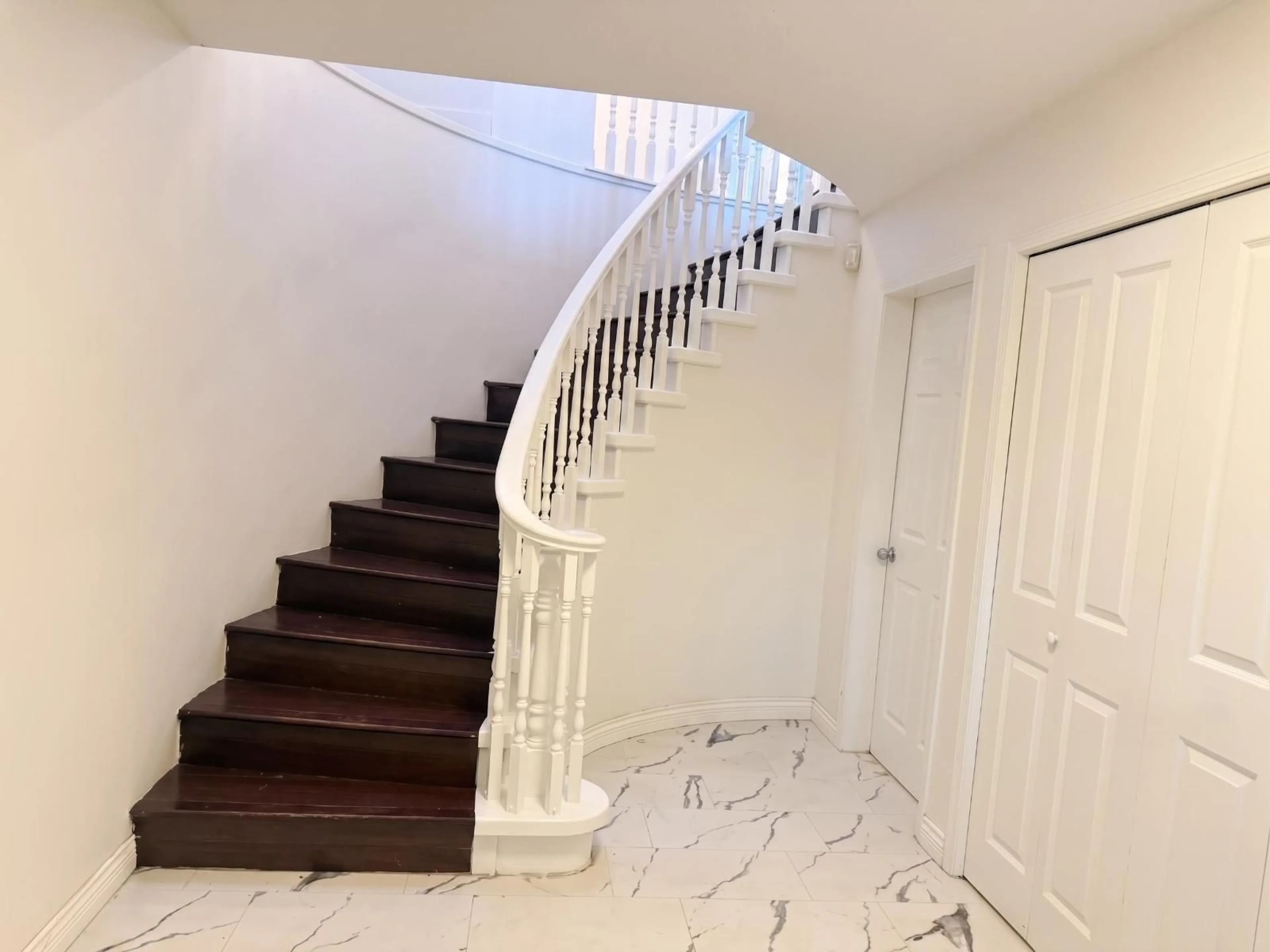 Stairs for 11411 WELLINGTON CRESCENT, Surrey British Columbia V3R9H1