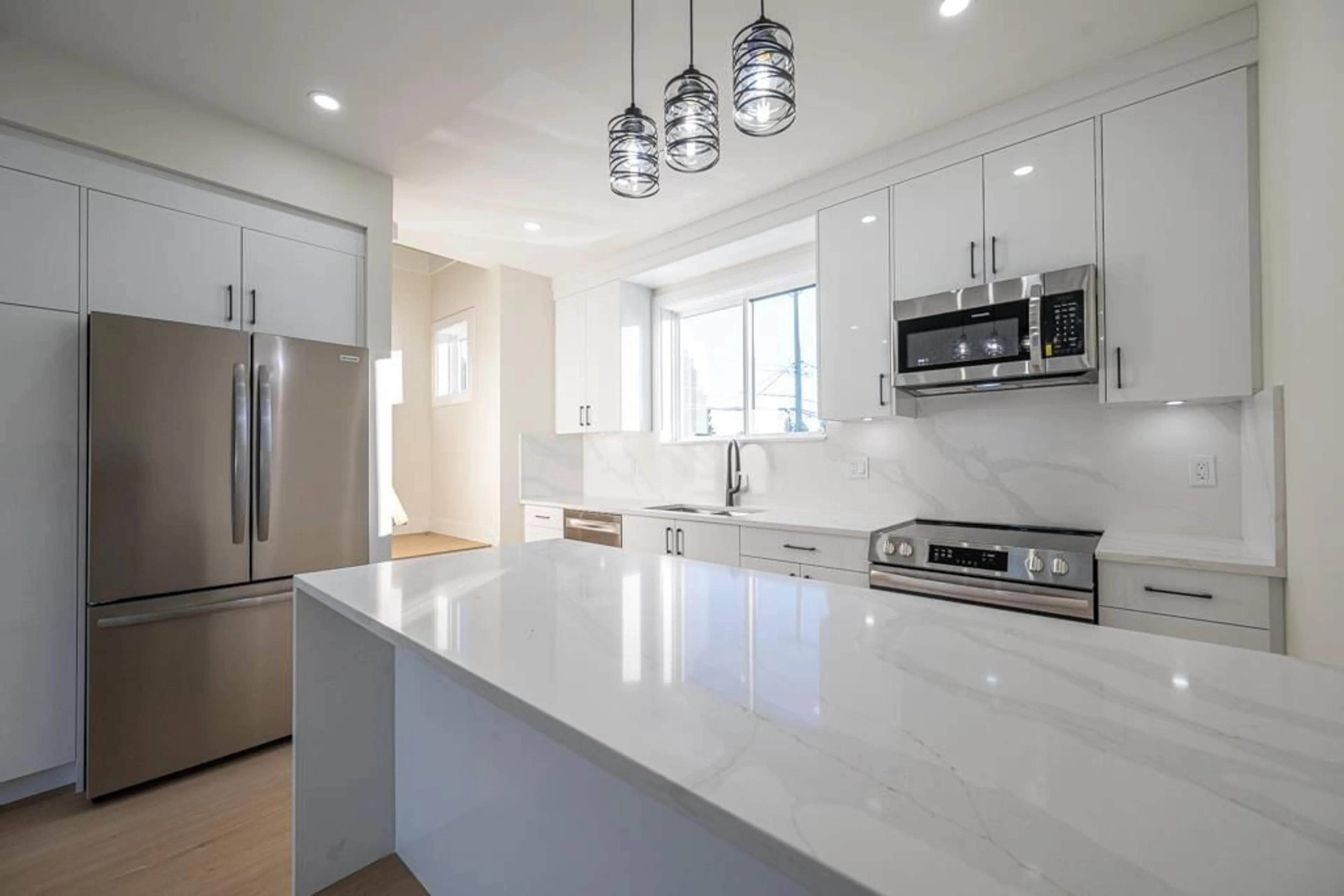 Contemporary kitchen, ceramic/tile floor for C - 7533 WREN STREET, Mission British Columbia V2V3C1