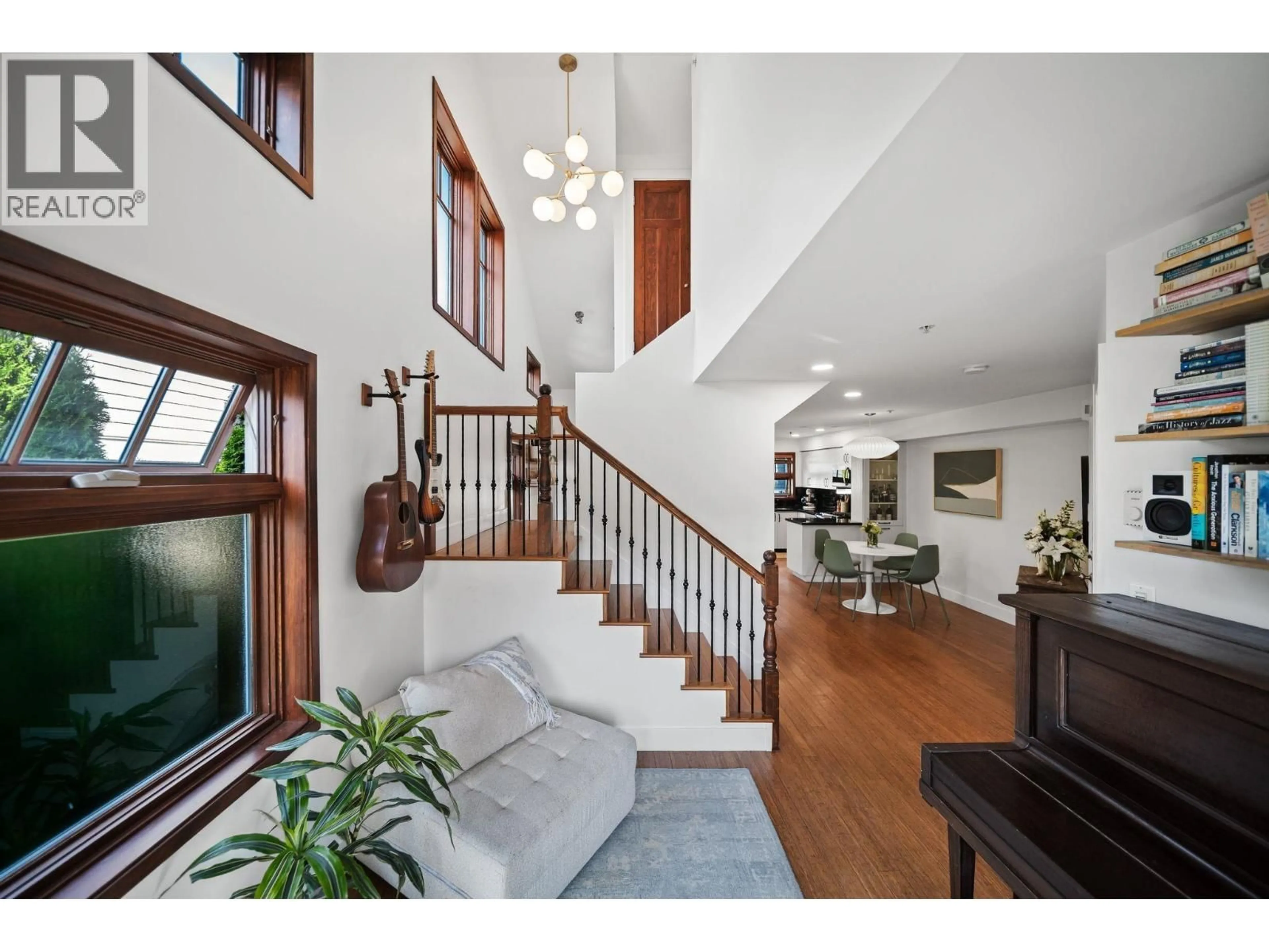 Indoor entryway for 2 - 2505 8TH AVENUE, Vancouver British Columbia V6K2B3