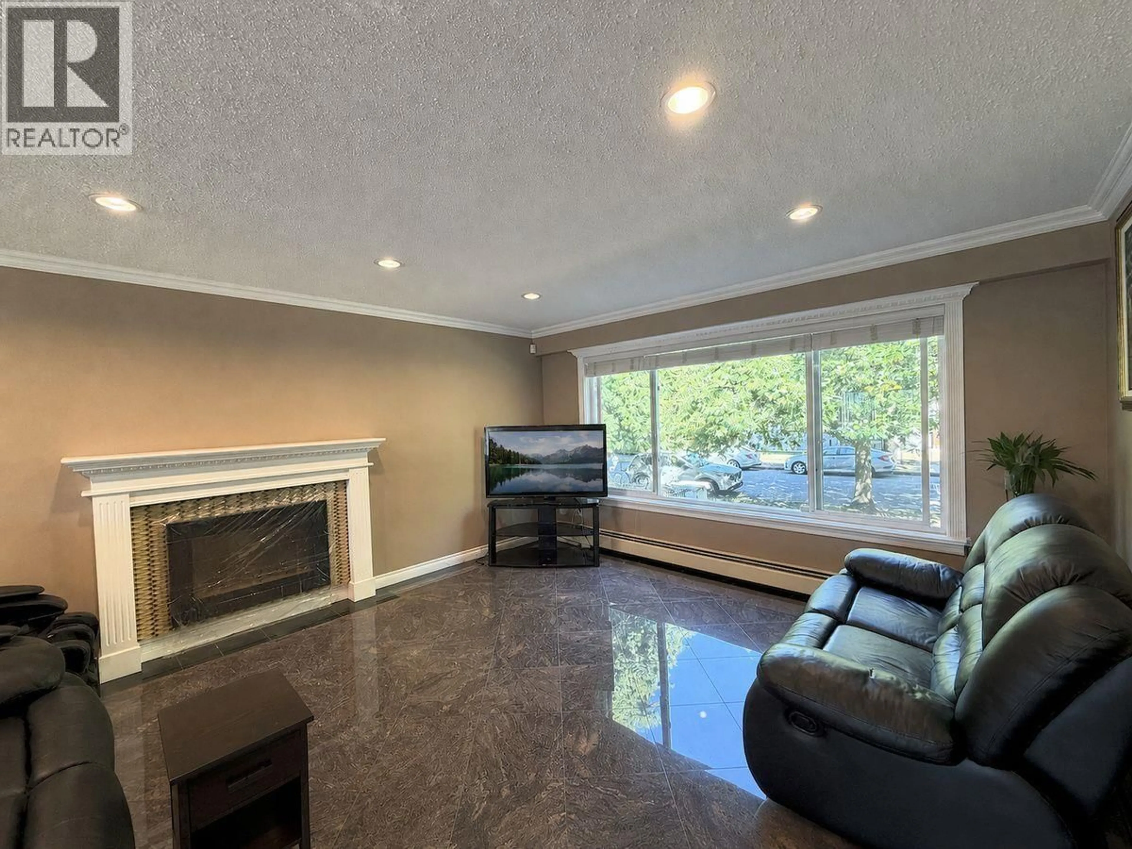 Living room with furniture, unknown for 5885 LINCOLN STREET, Vancouver British Columbia V5R4P8