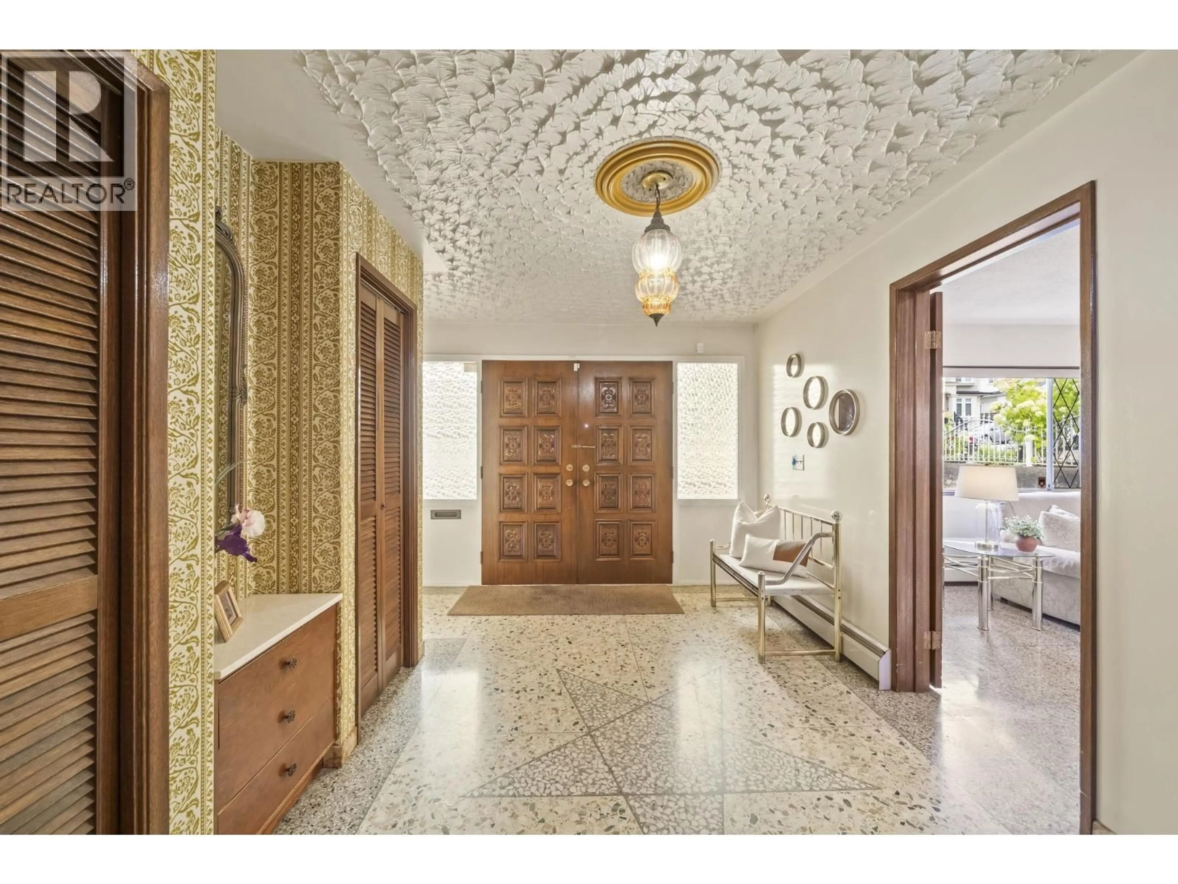 Indoor foyer for 4264 PARKER STREET, Burnaby British Columbia V5C3C3