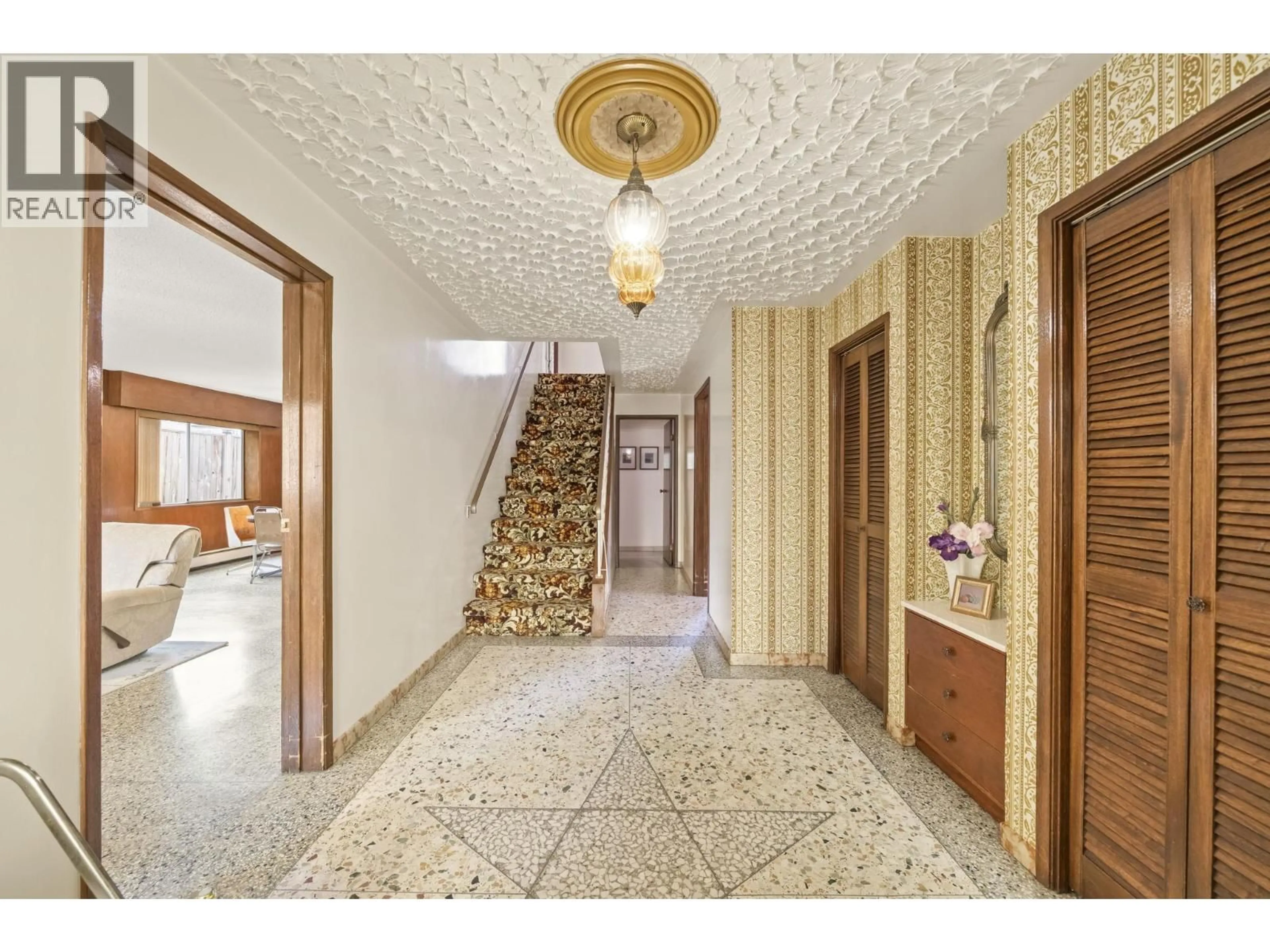 Indoor foyer for 4264 PARKER STREET, Burnaby British Columbia V5C3C3