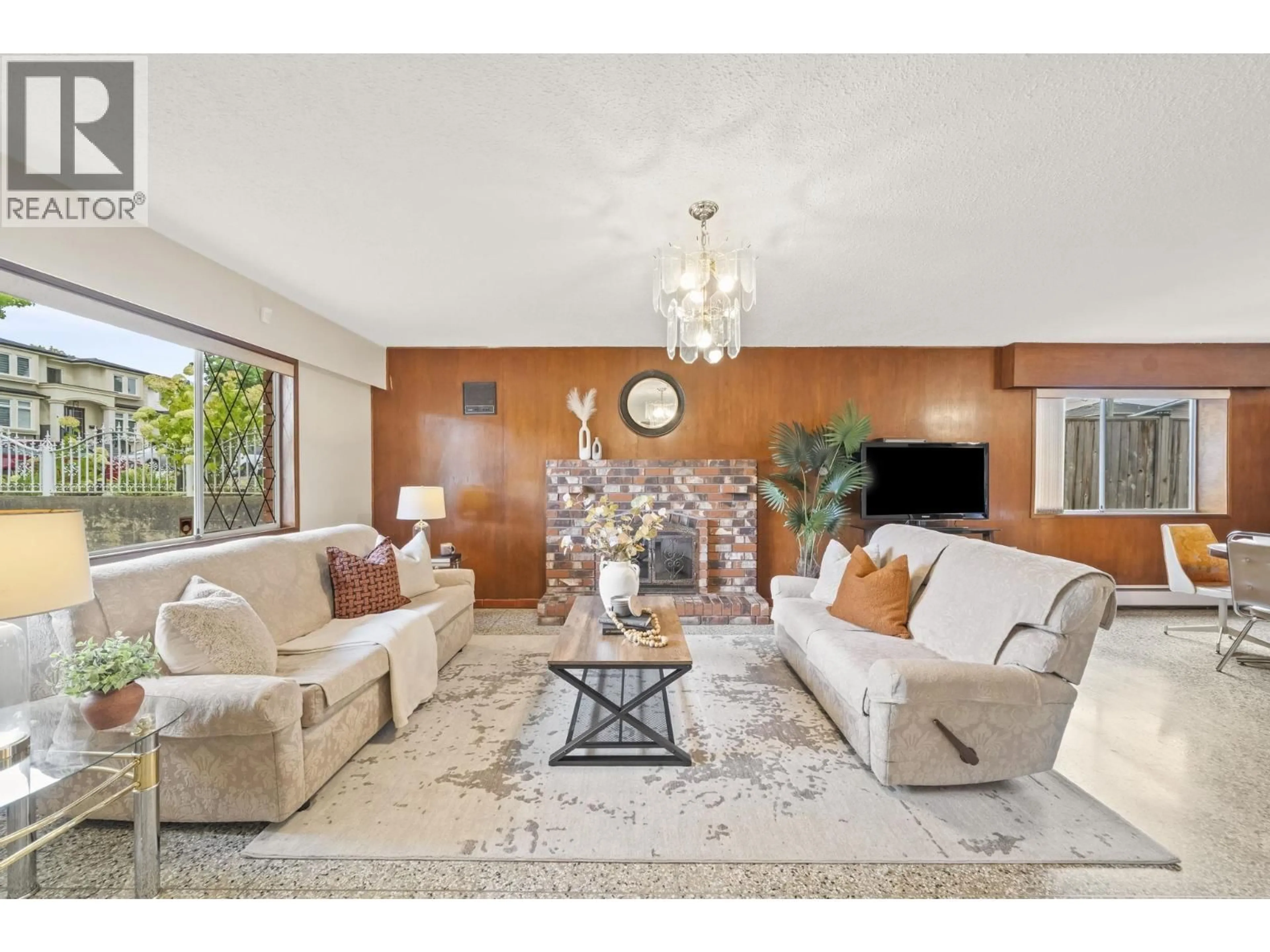 Living room with furniture, ceramic/tile floor for 4264 PARKER STREET, Burnaby British Columbia V5C3C3