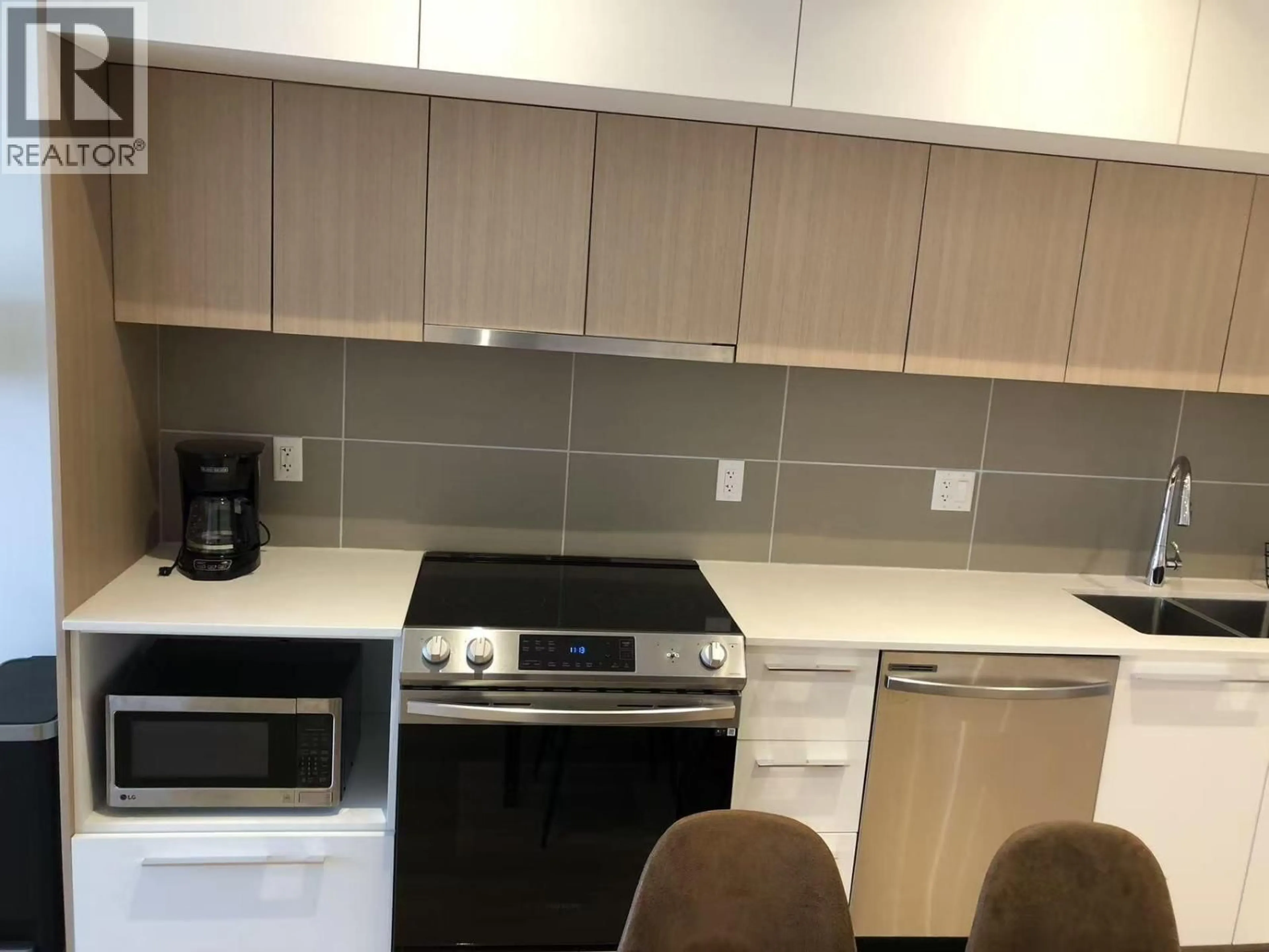 Standard kitchen, unknown for 601 - 9888 UNIVERSITY CRESCENT, Burnaby British Columbia V5A0G4