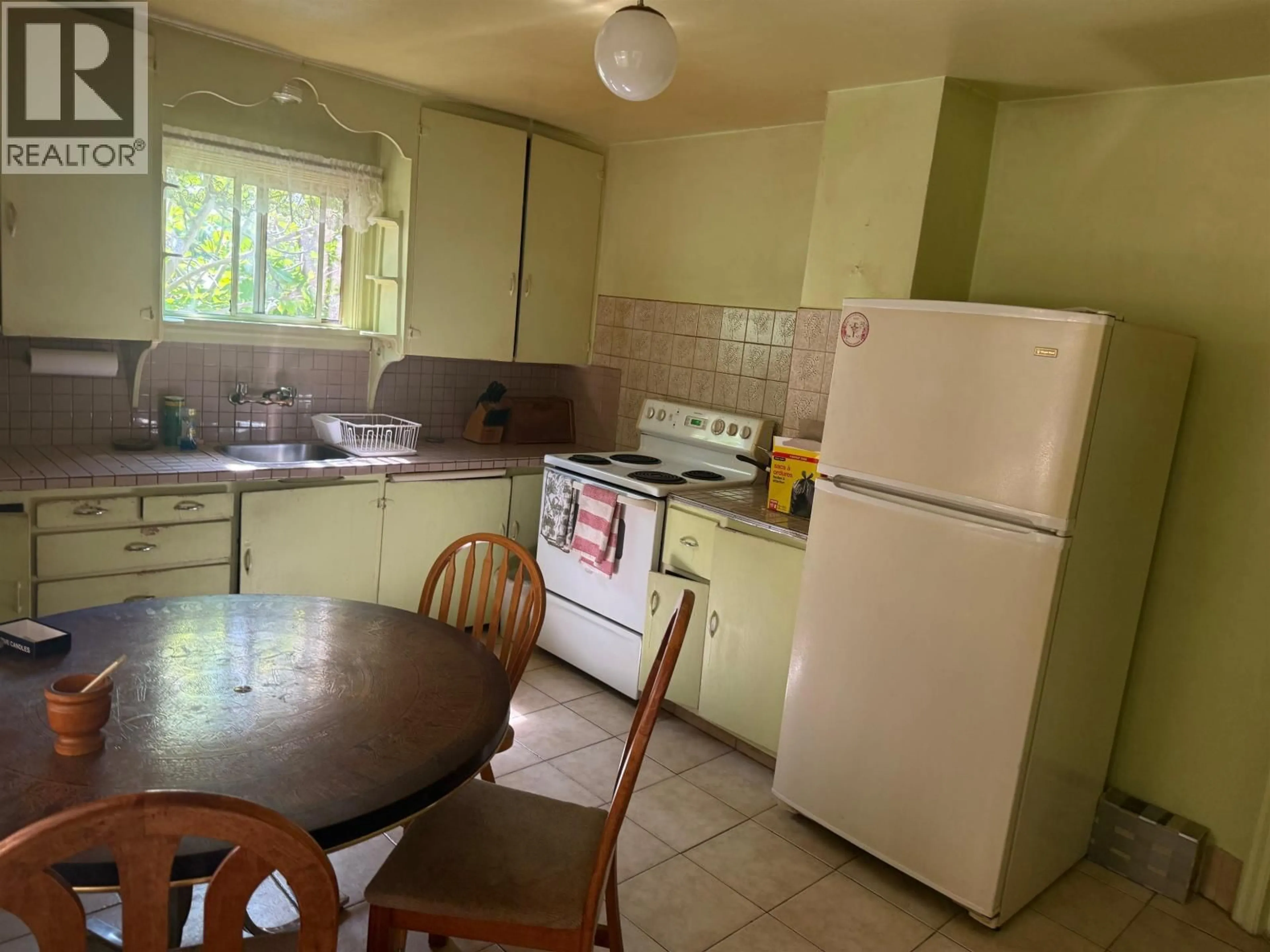 Standard kitchen, unknown for 4910 WILLINGDON AVENUE, Burnaby British Columbia V5G3H8