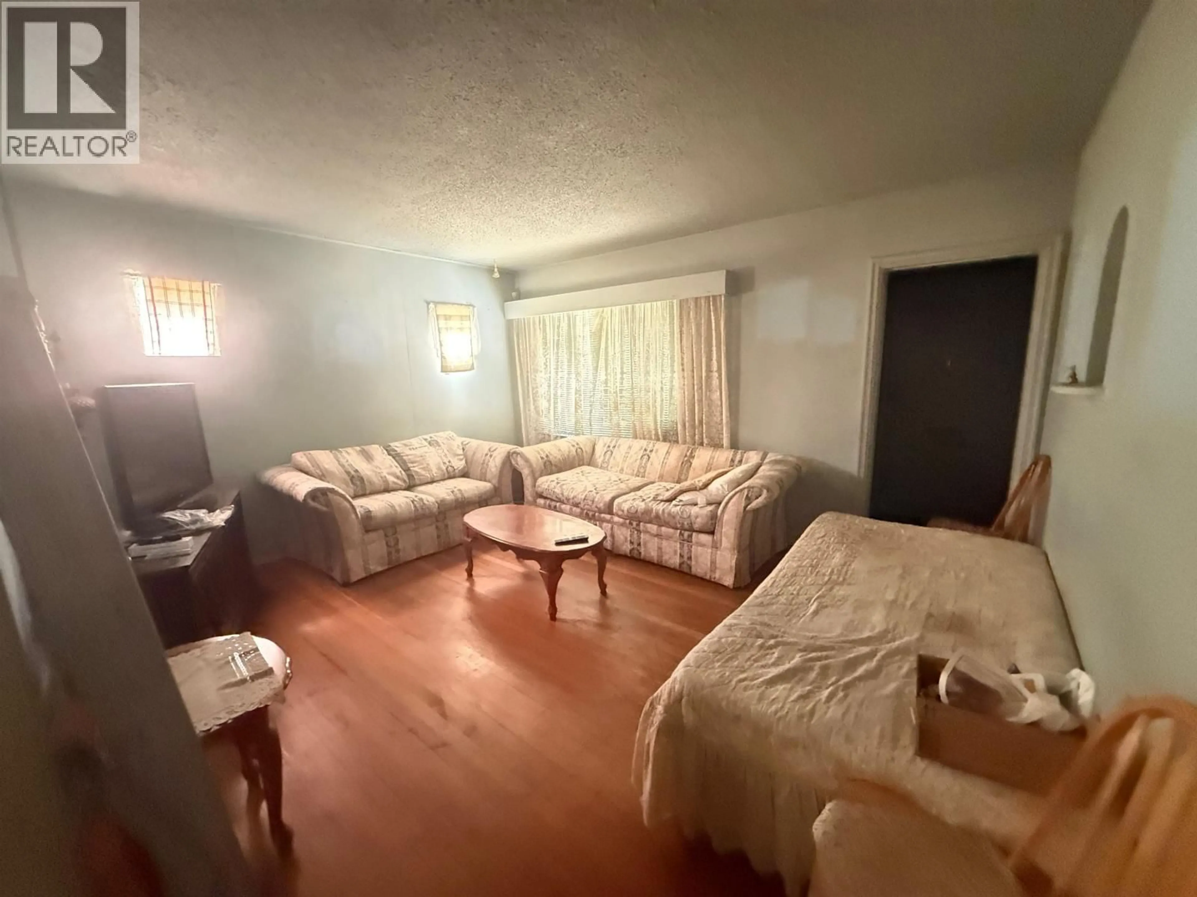 A pic of a room for 4910 WILLINGDON AVENUE, Burnaby British Columbia V5G3H8