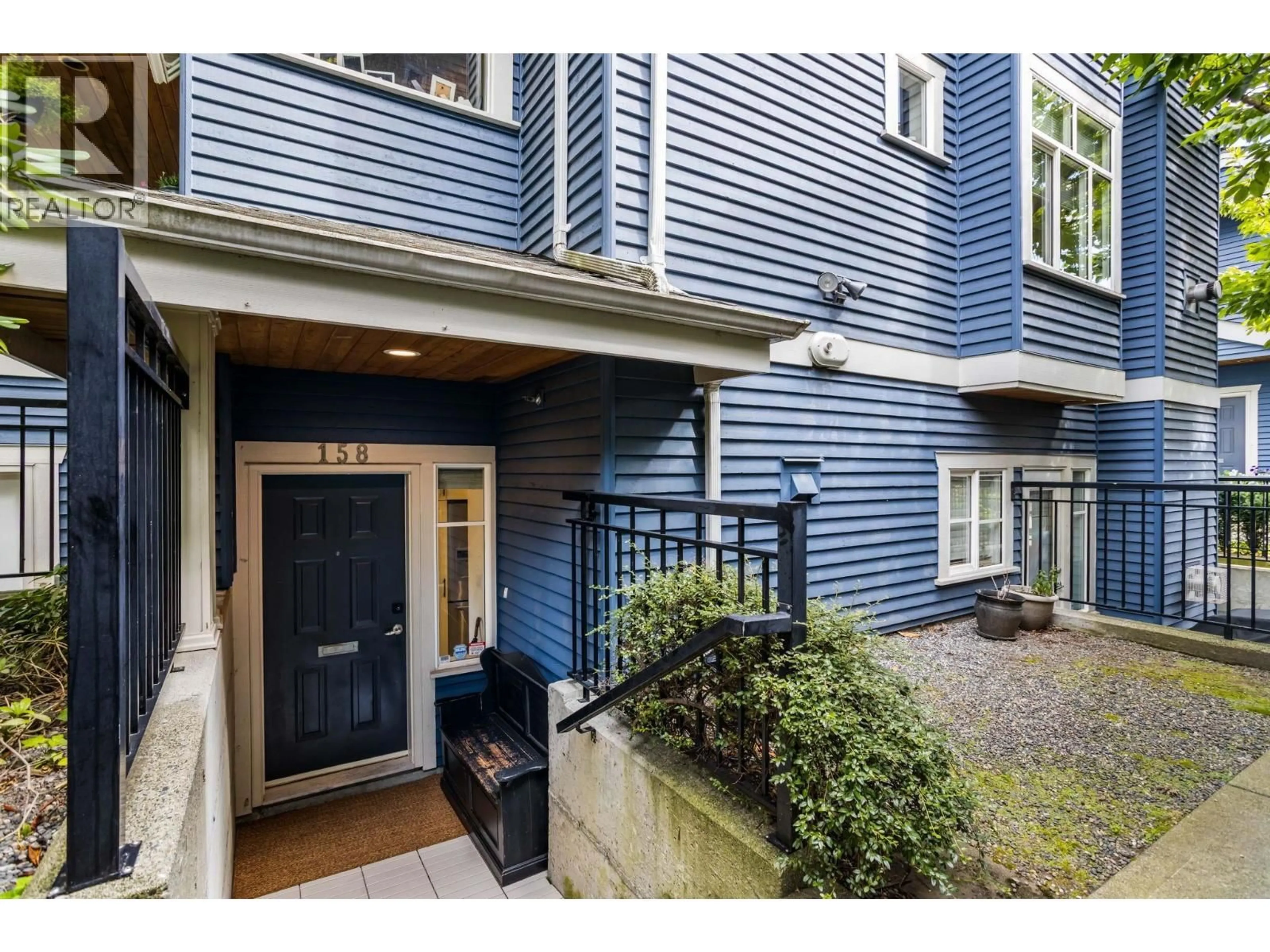 Indoor entryway for 158 14TH AVENUE, Vancouver British Columbia V5Y1W9