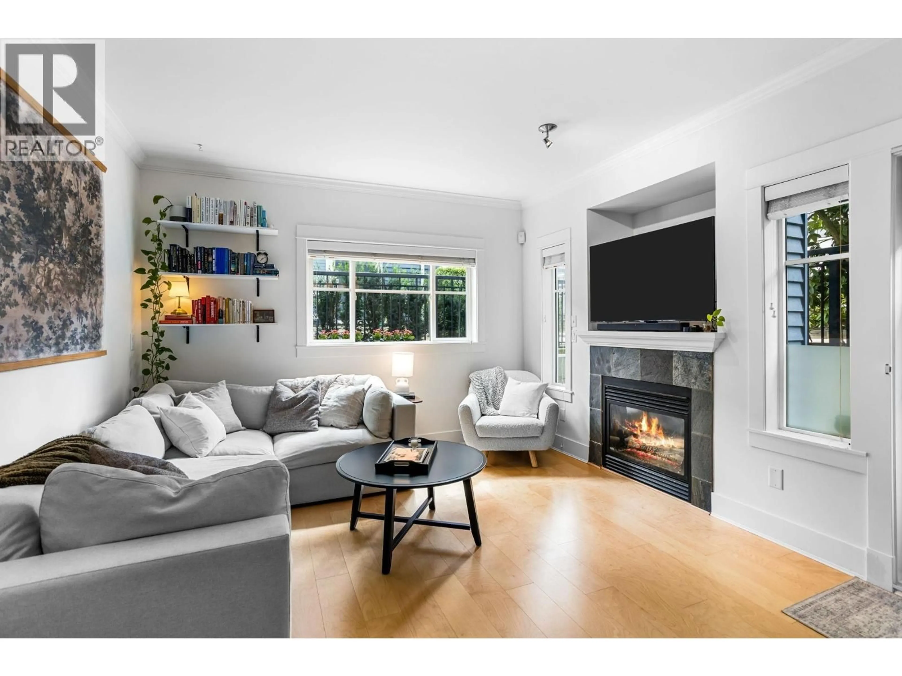 Living room with furniture, wood/laminate floor for 158 14TH AVENUE, Vancouver British Columbia V5Y1W9