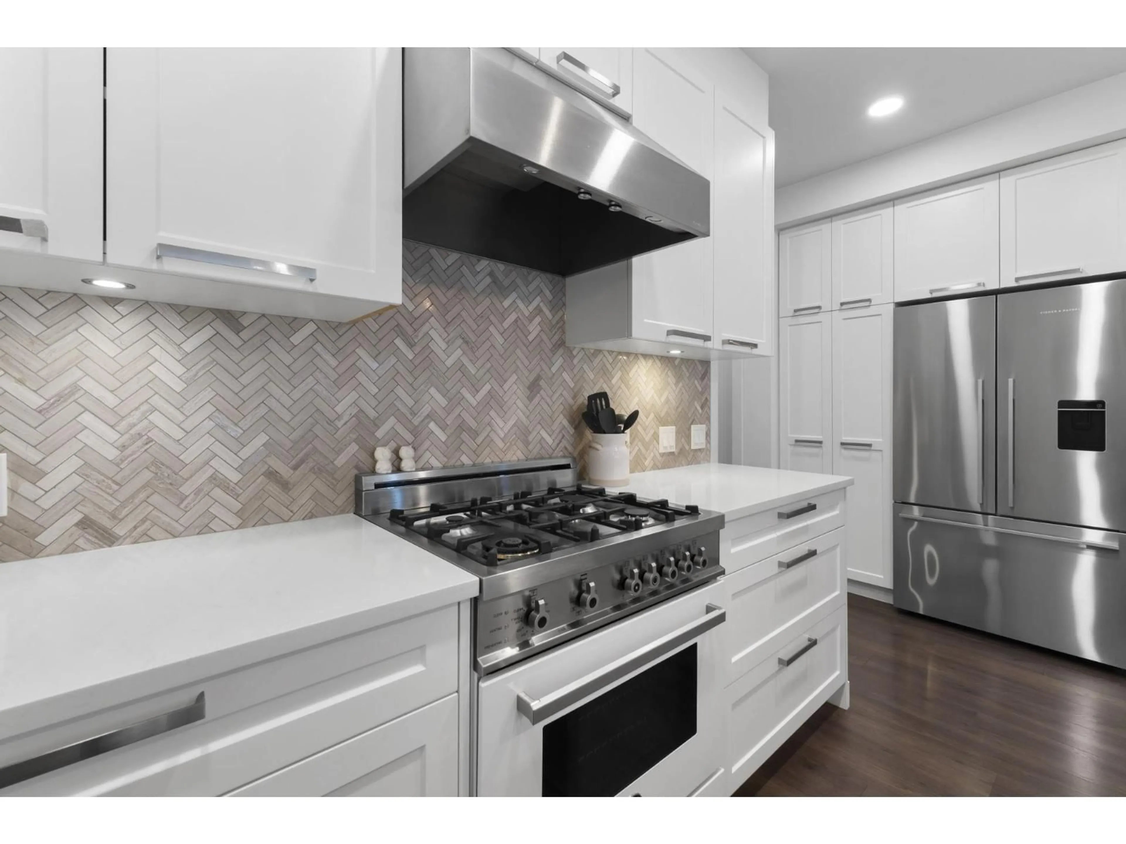 Contemporary kitchen, ceramic/tile floor for 309 - 33540 MAYFAIR AVENUE, Abbotsford British Columbia V2S0J3