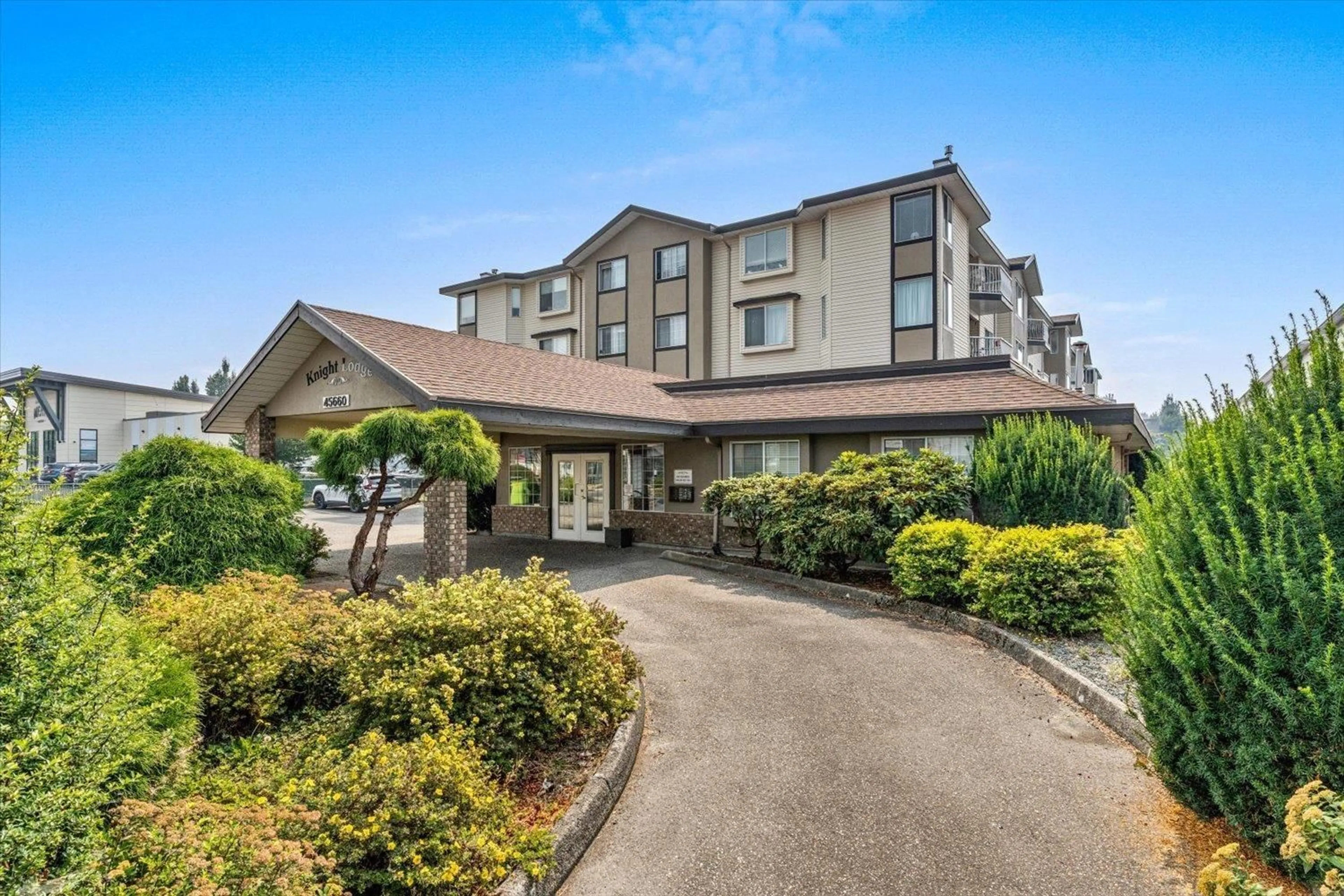Patio, building for 203 - 45660 KNIGHT ROAD, Chilliwack British Columbia V2R2X4