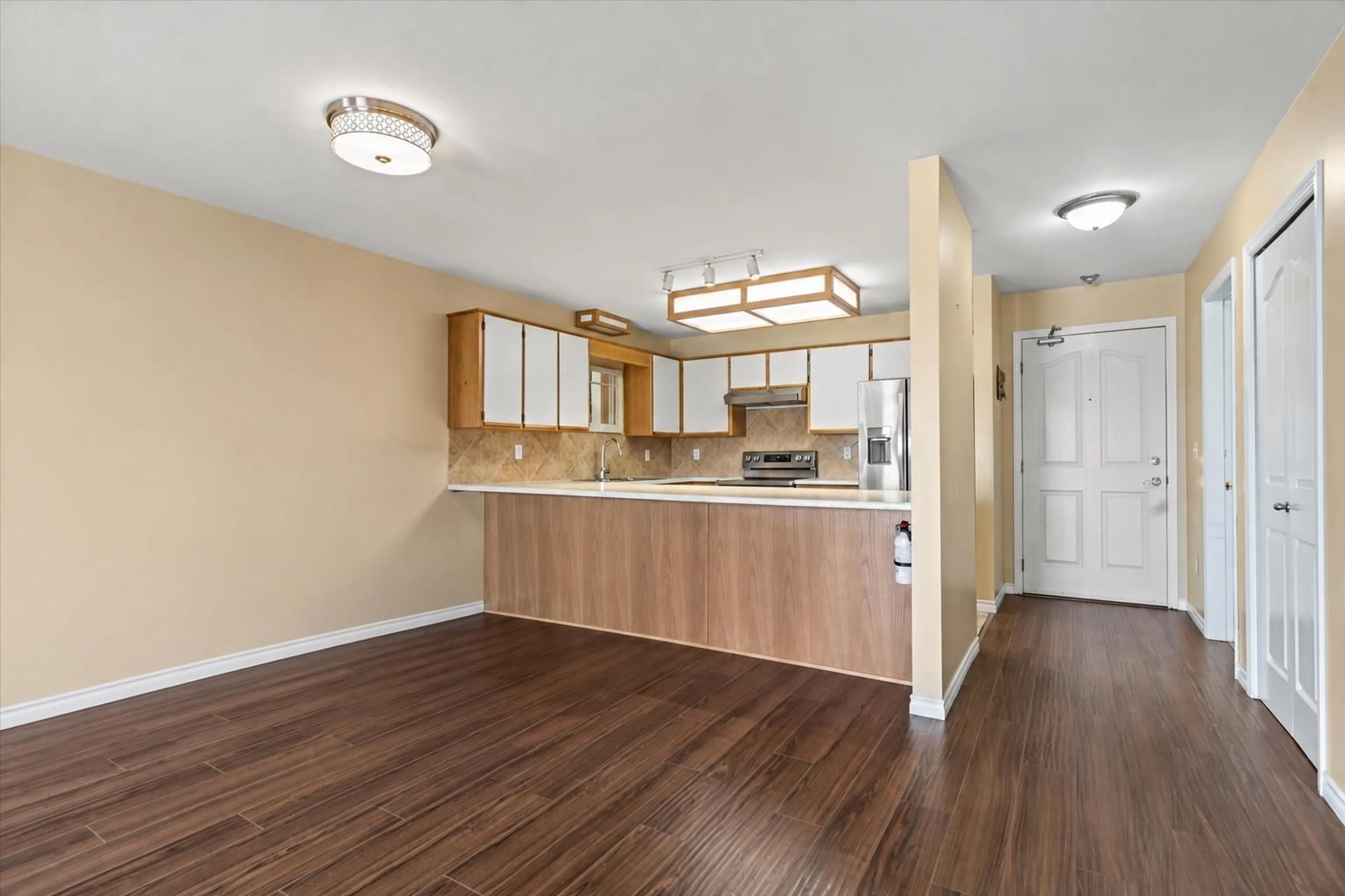 Open concept kitchen, wood/laminate floor for 203 - 45660 KNIGHT ROAD, Chilliwack British Columbia V2R2X4