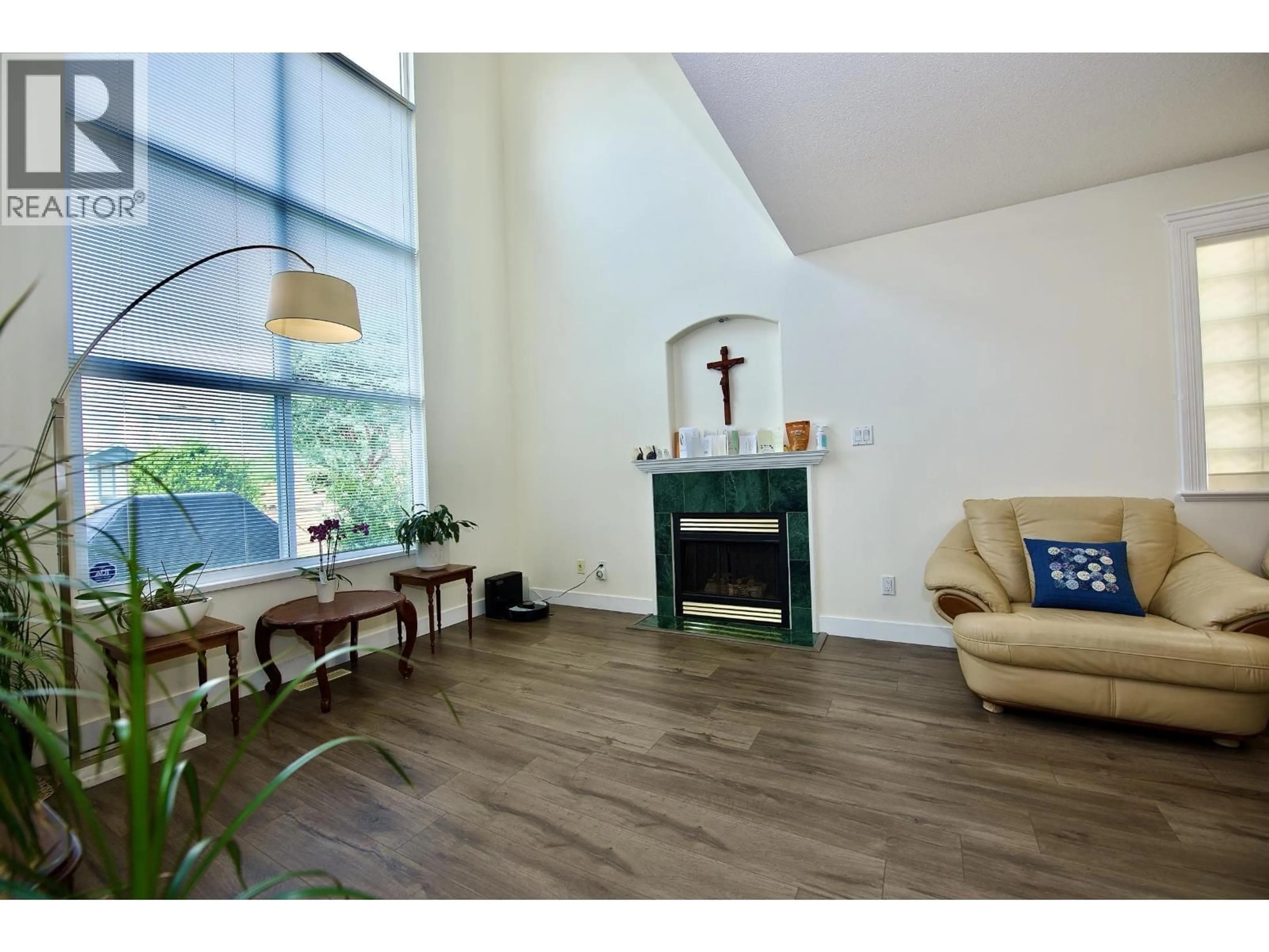 Living room with furniture, wood/laminate floor for 46 - 1370 RIVERWOOD GATE, Port Coquitlam British Columbia V3B7V7