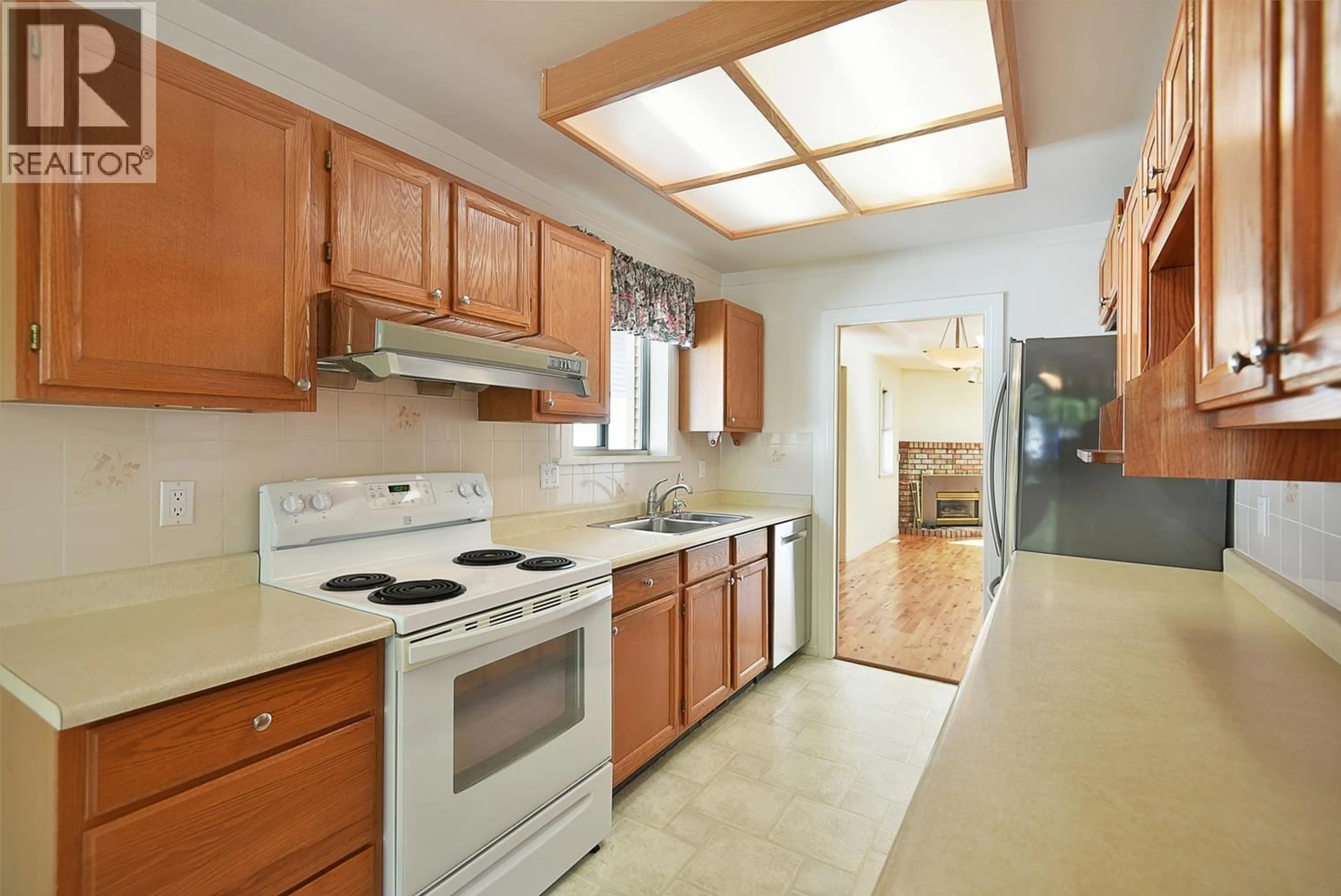 Standard kitchen, unknown for 15 - 820 KIWANIS WAY, Gibsons British Columbia V0N1V9