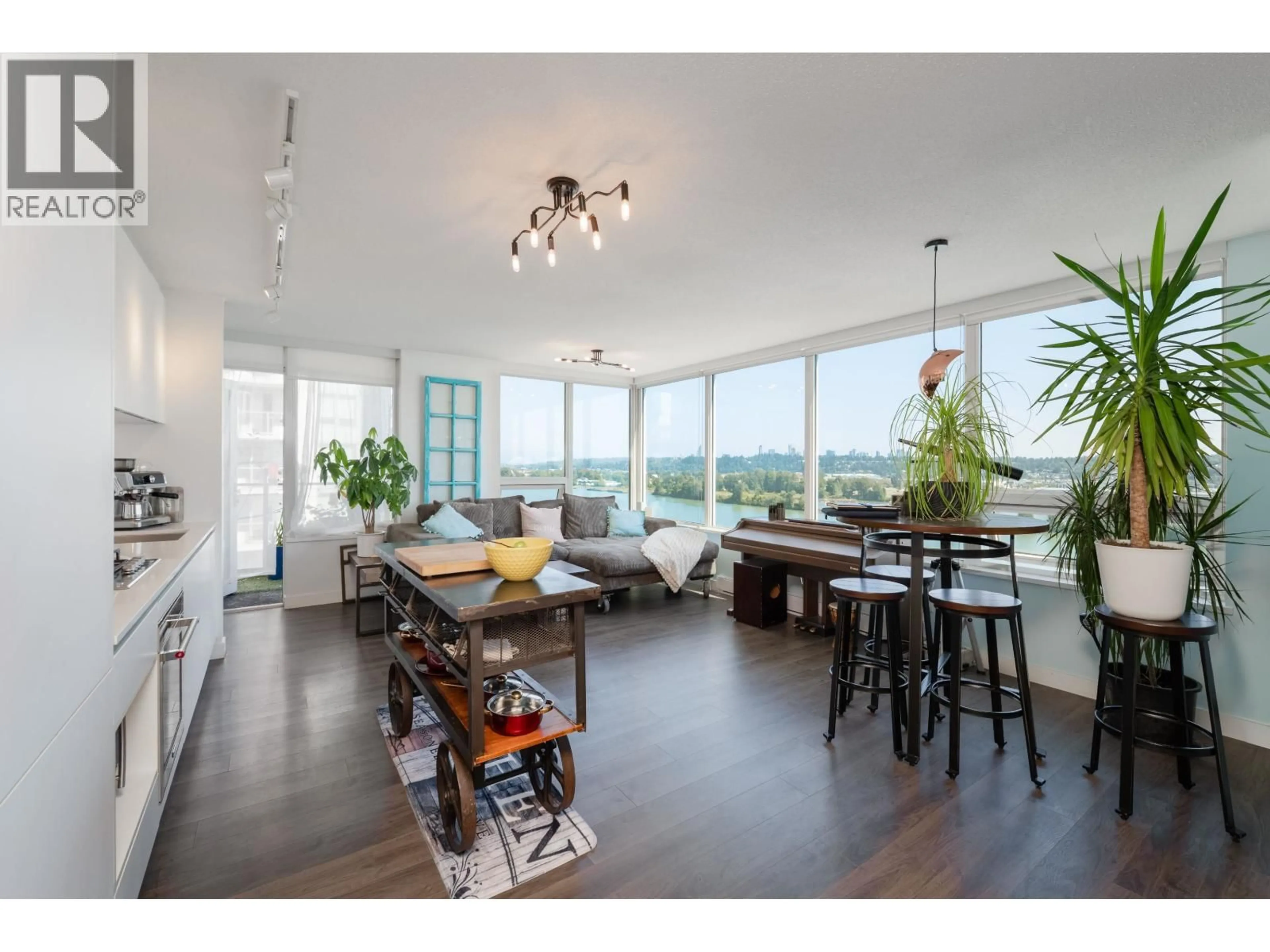 Living room with furniture, wood/laminate floor for 1709 - 988 QUAYSIDE DRIVE, New Westminster British Columbia V3M0L5