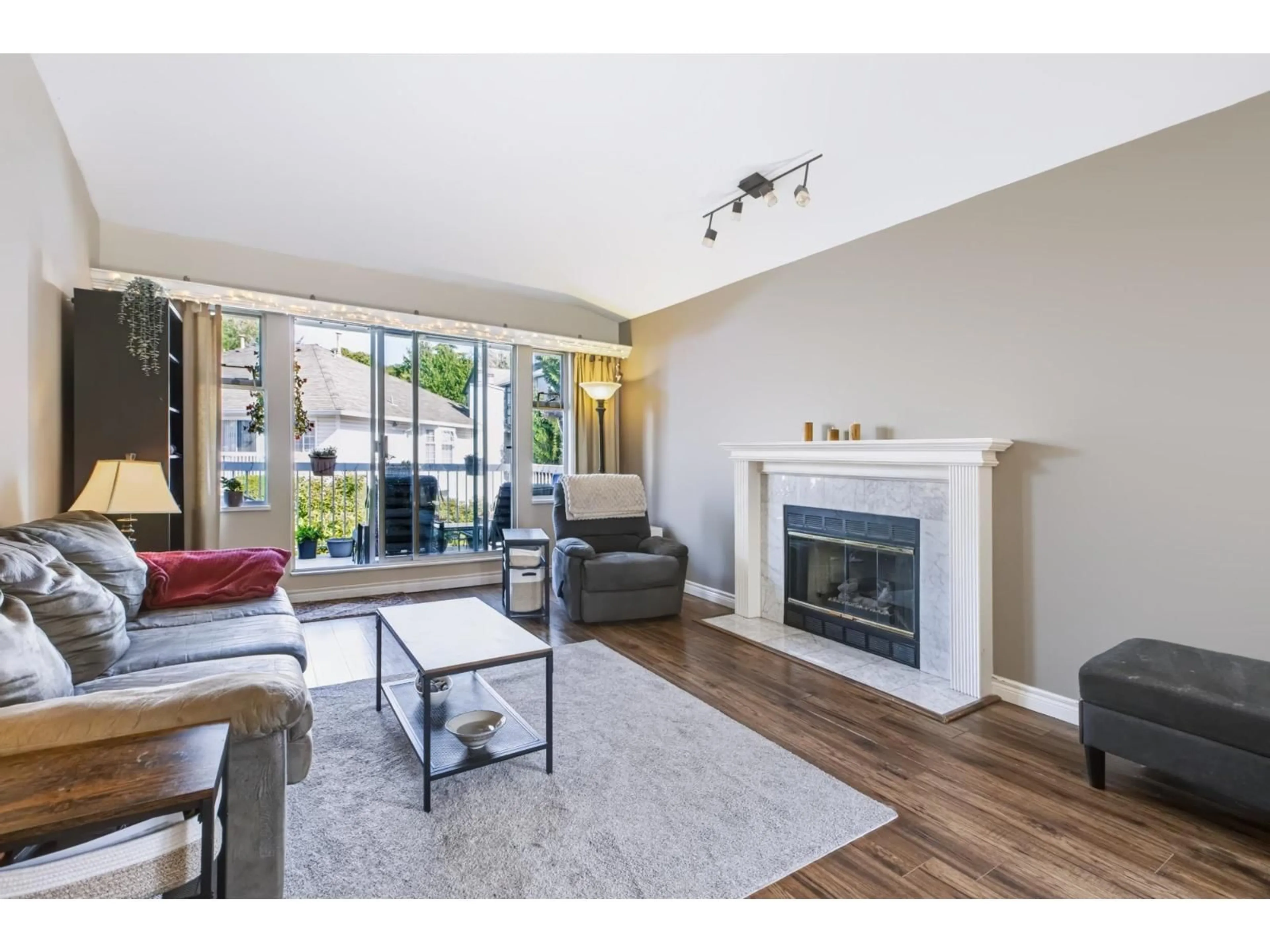 Living room with furniture, wood/laminate floor for 1 - 13925 70 AVENUE, Surrey British Columbia V3W0A2