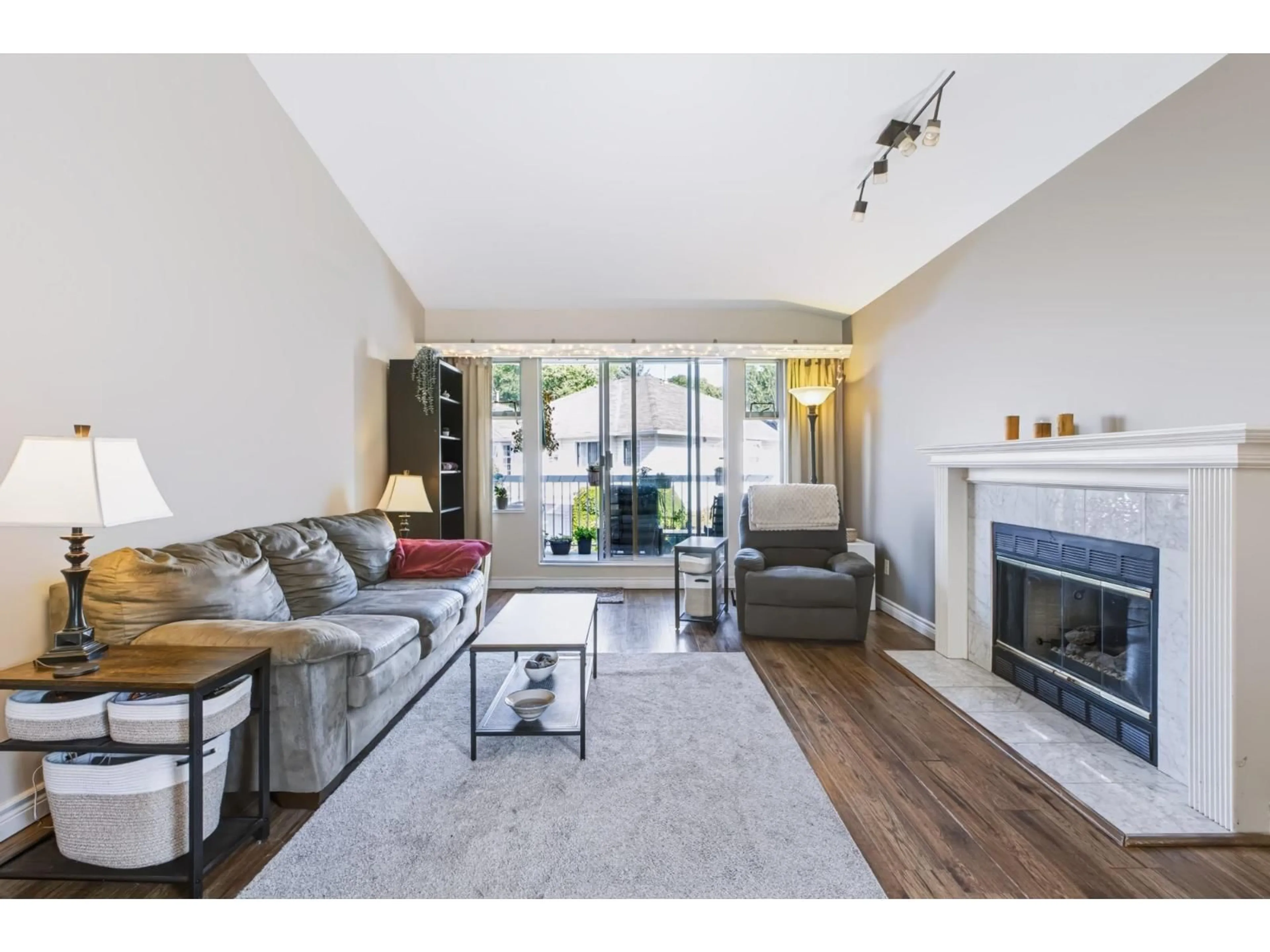 Living room with furniture, wood/laminate floor for 1 - 13925 70 AVENUE, Surrey British Columbia V3W0A2