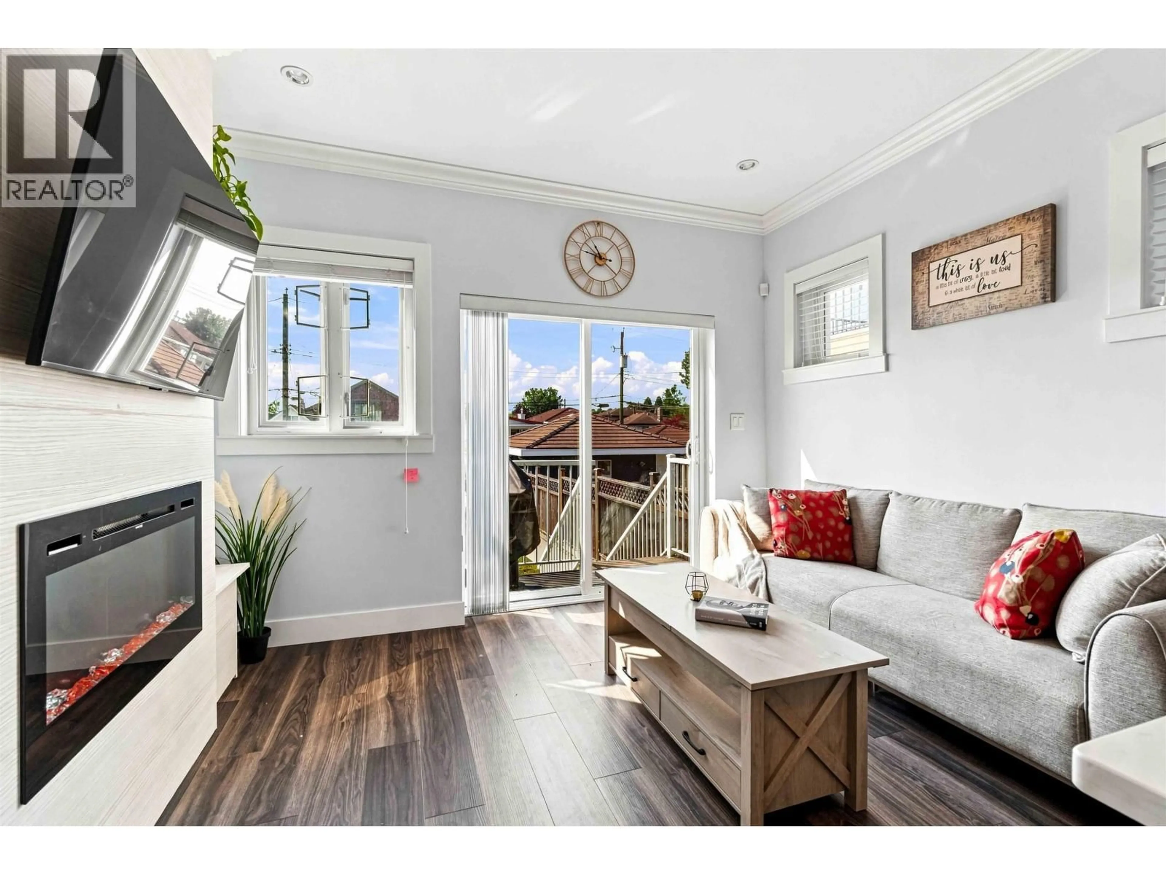Living room with furniture, wood/laminate floor for 3162 VENABLES STREET, Vancouver British Columbia V5K2S4