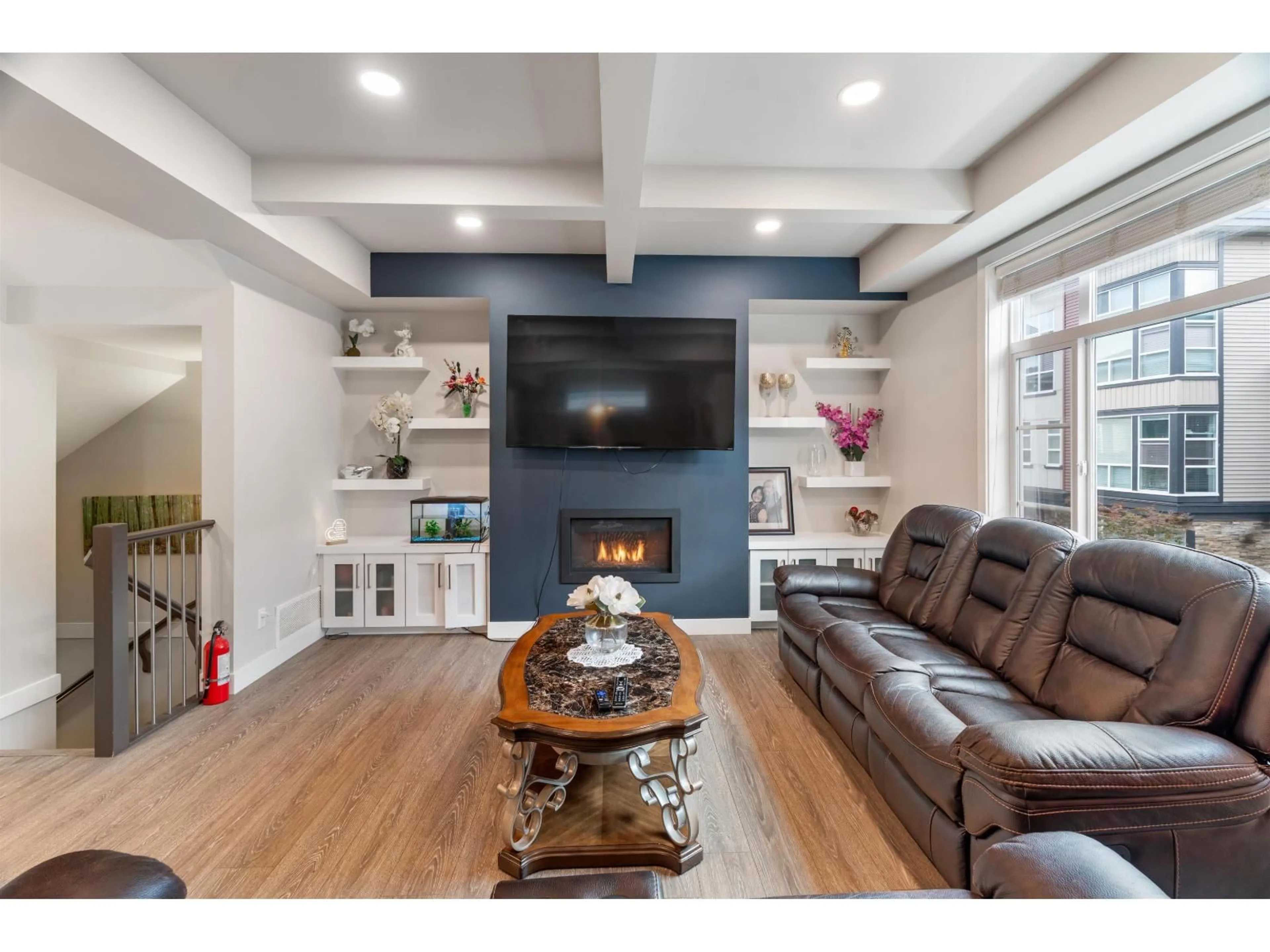 Living room with furniture, wood/laminate floor for 45582 MEADOWBROOK DRIVE, Chilliwack British Columbia V2P0G6