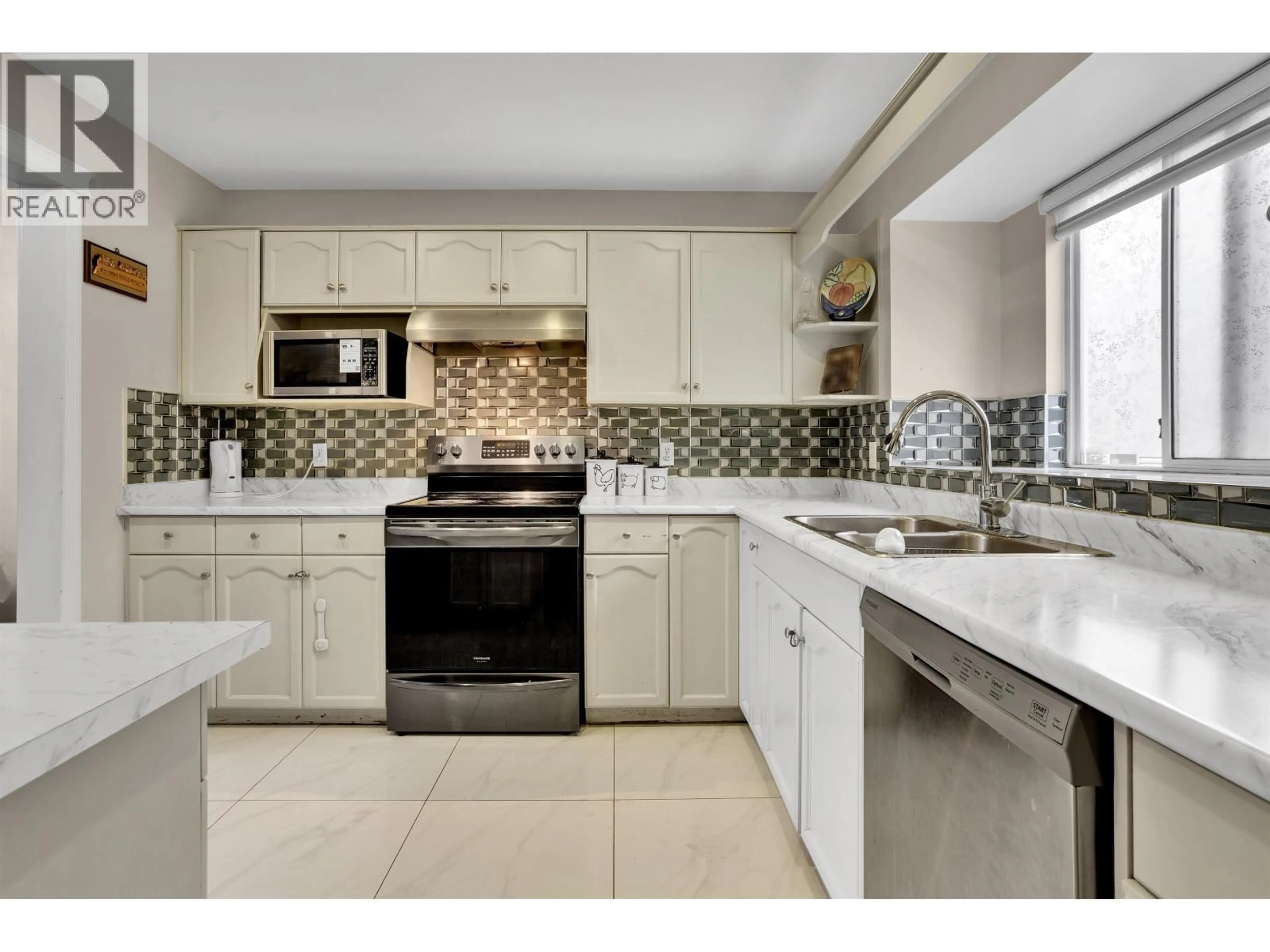 Open concept kitchen, ceramic/tile floor for 11 - 11875 210 STREET, Maple Ridge British Columbia V2X7P3