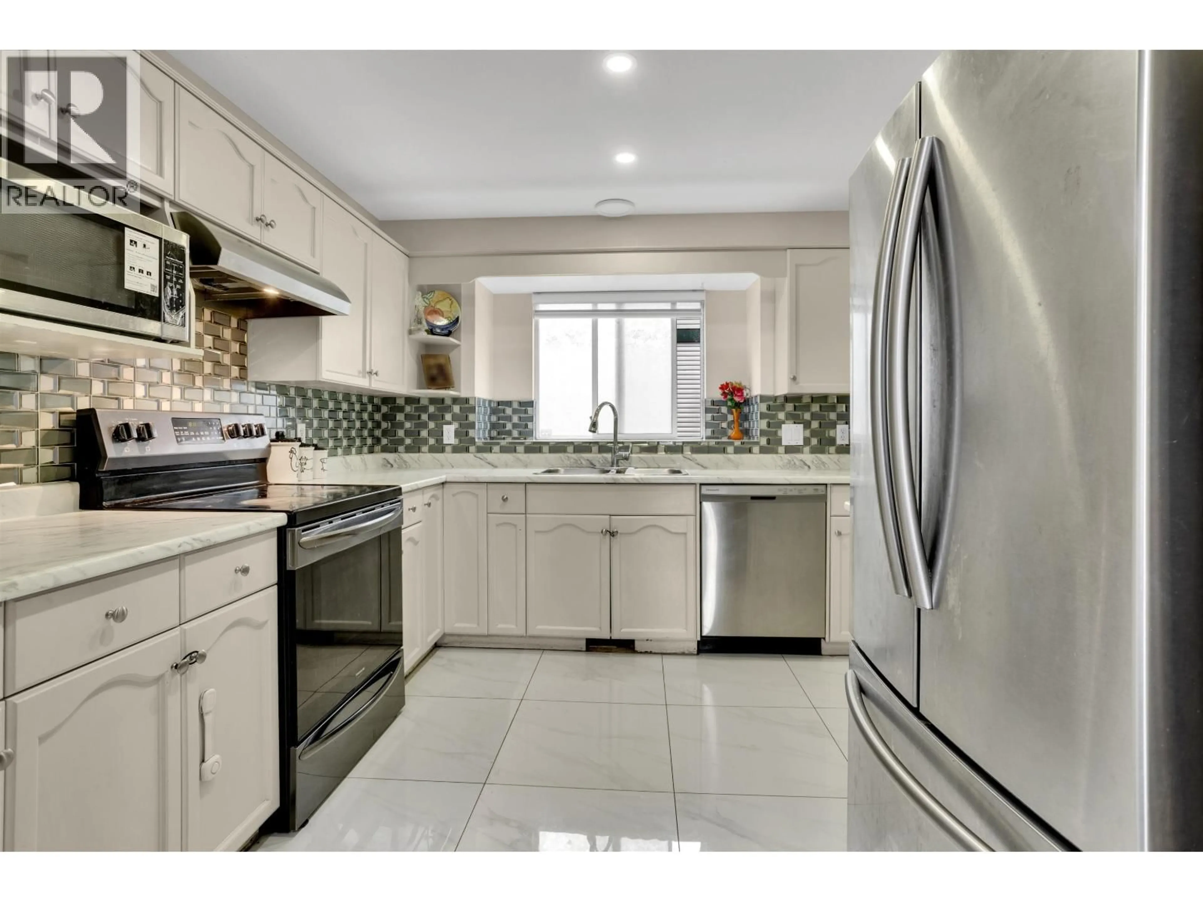 Open concept kitchen, ceramic/tile floor for 11 - 11875 210 STREET, Maple Ridge British Columbia V2X7P3