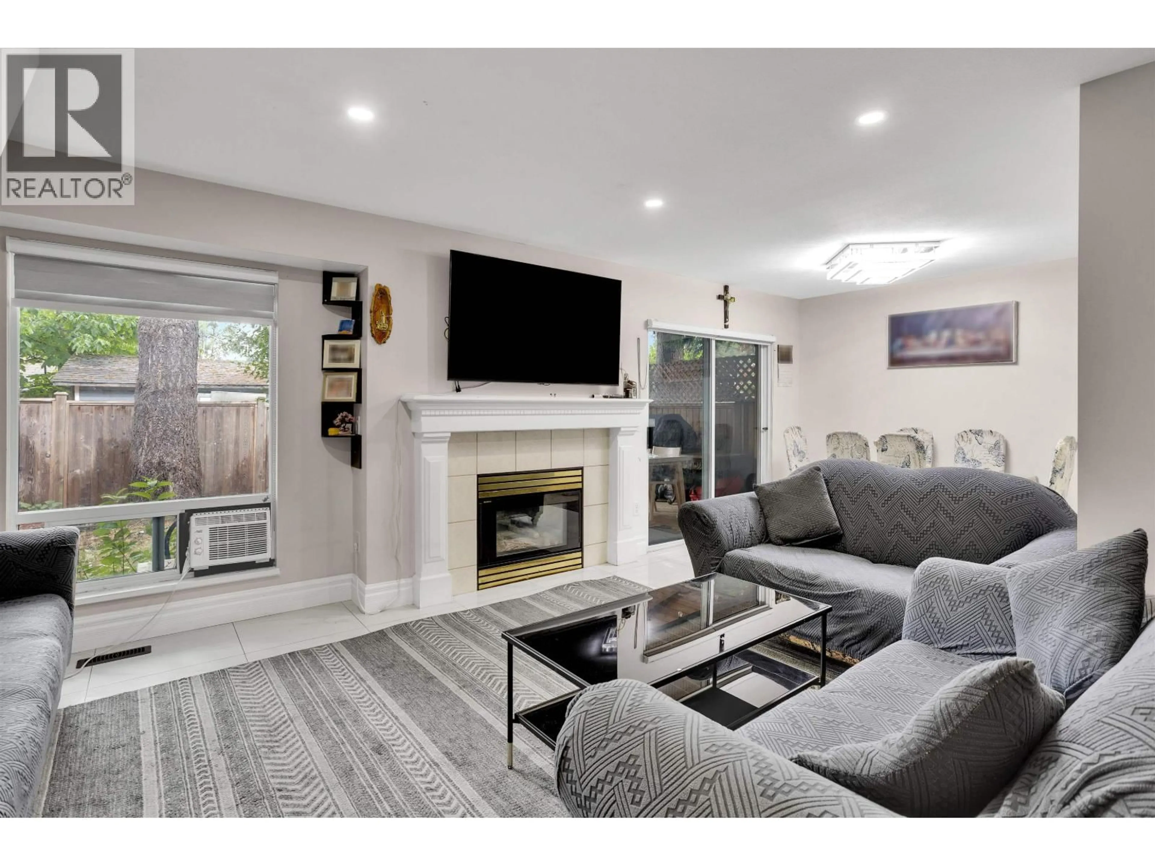 Living room with furniture, unknown for 11 - 11875 210 STREET, Maple Ridge British Columbia V2X7P3