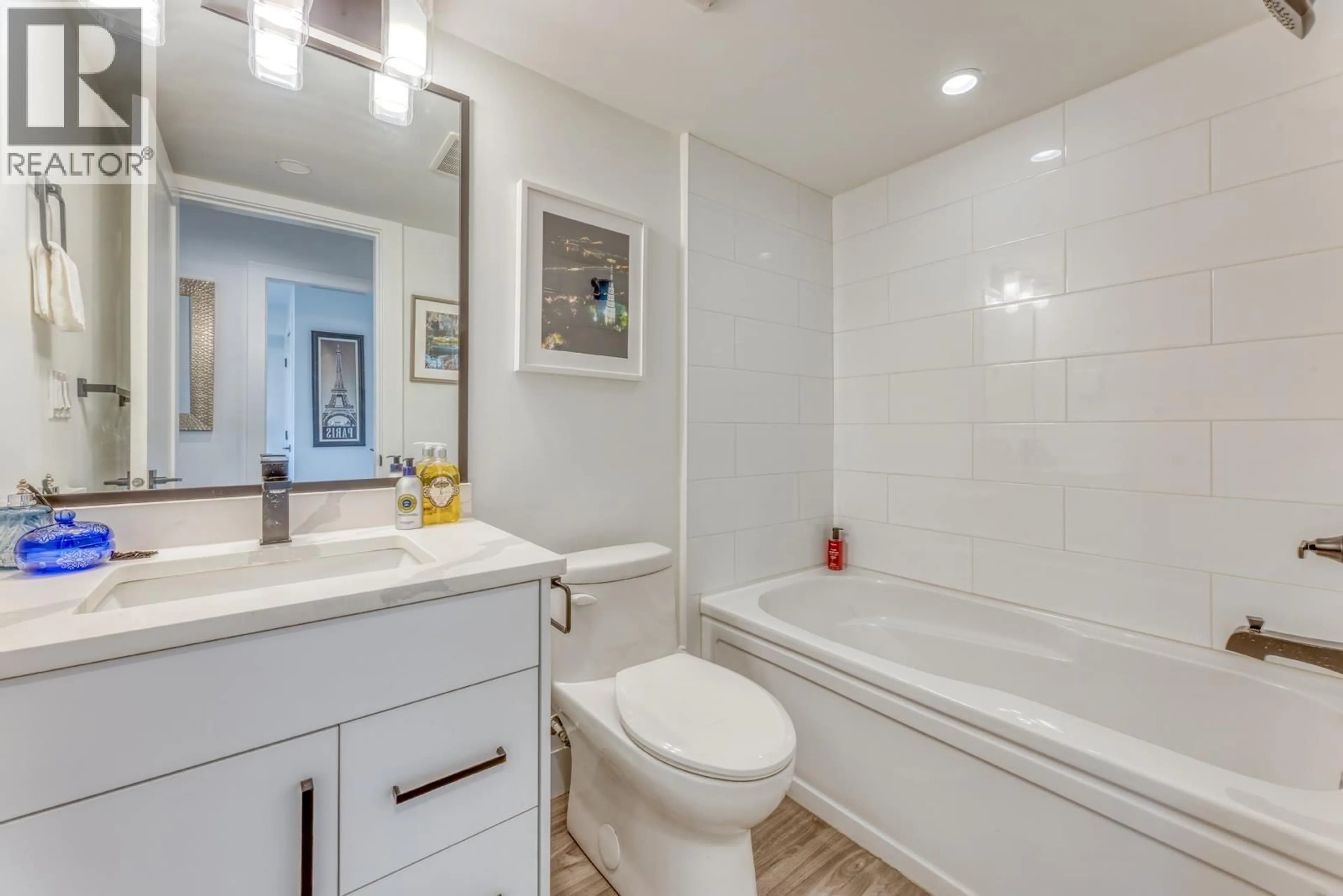 Standard bathroom, ceramic/tile floor for 3 - 1750 SALISBURY AVENUE, Port Coquitlam British Columbia V3B1X7