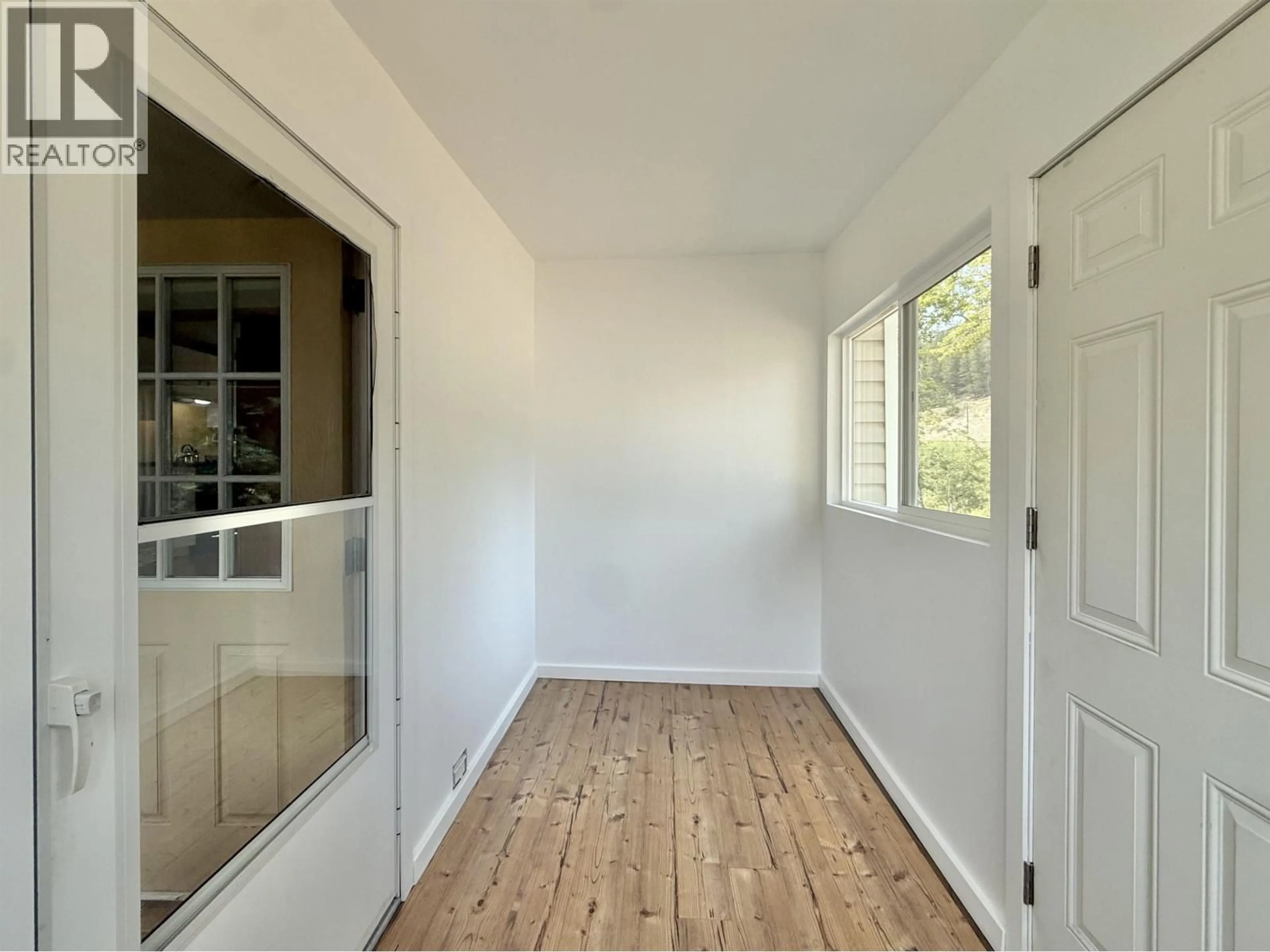 Indoor entryway for 4 - 2725 DUBOIS ROAD, Williams Lake British Columbia V2G5C1
