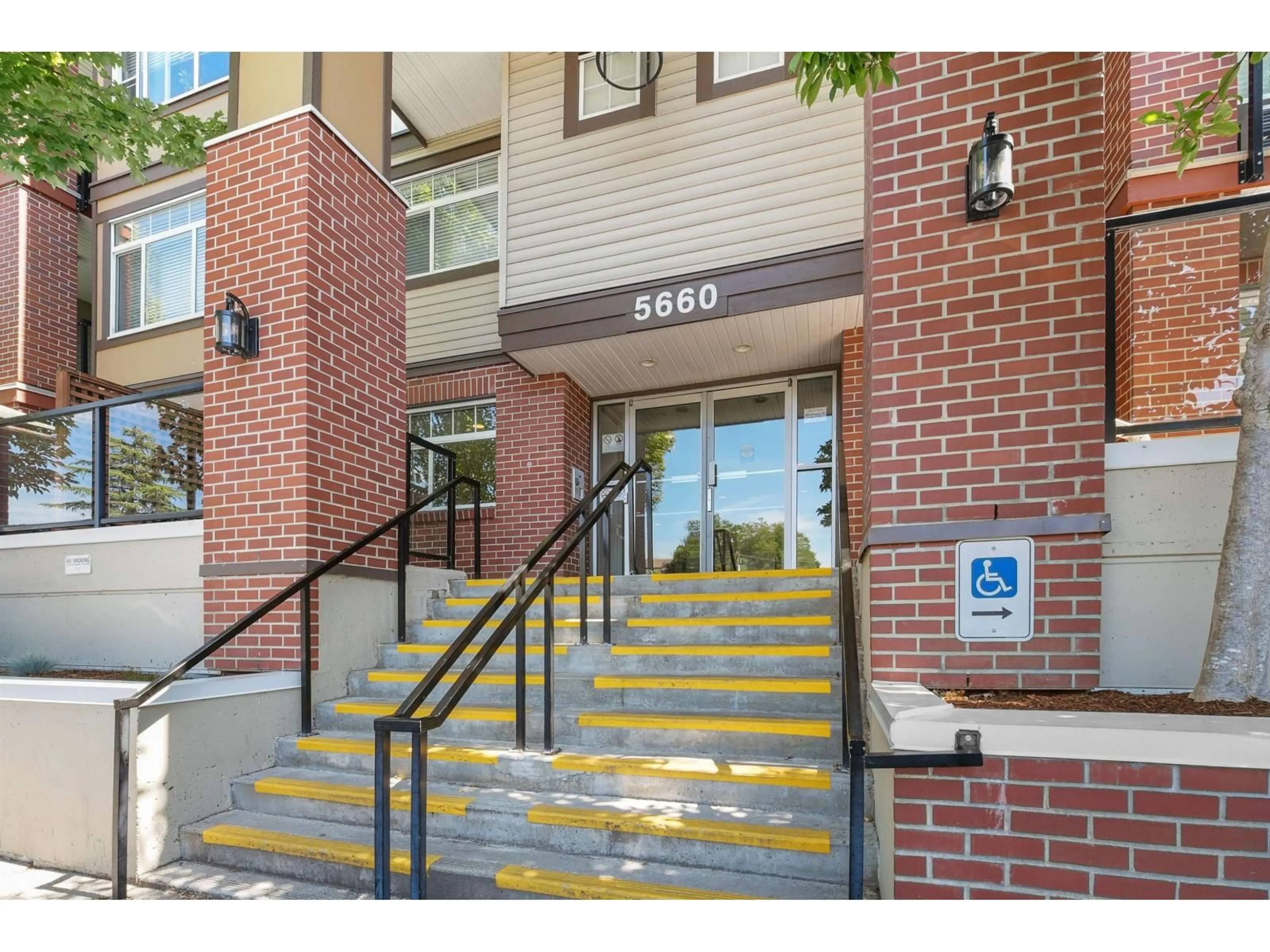 Indoor foyer for 441 - 5660 201A STREET, Langley British Columbia V3A0B4