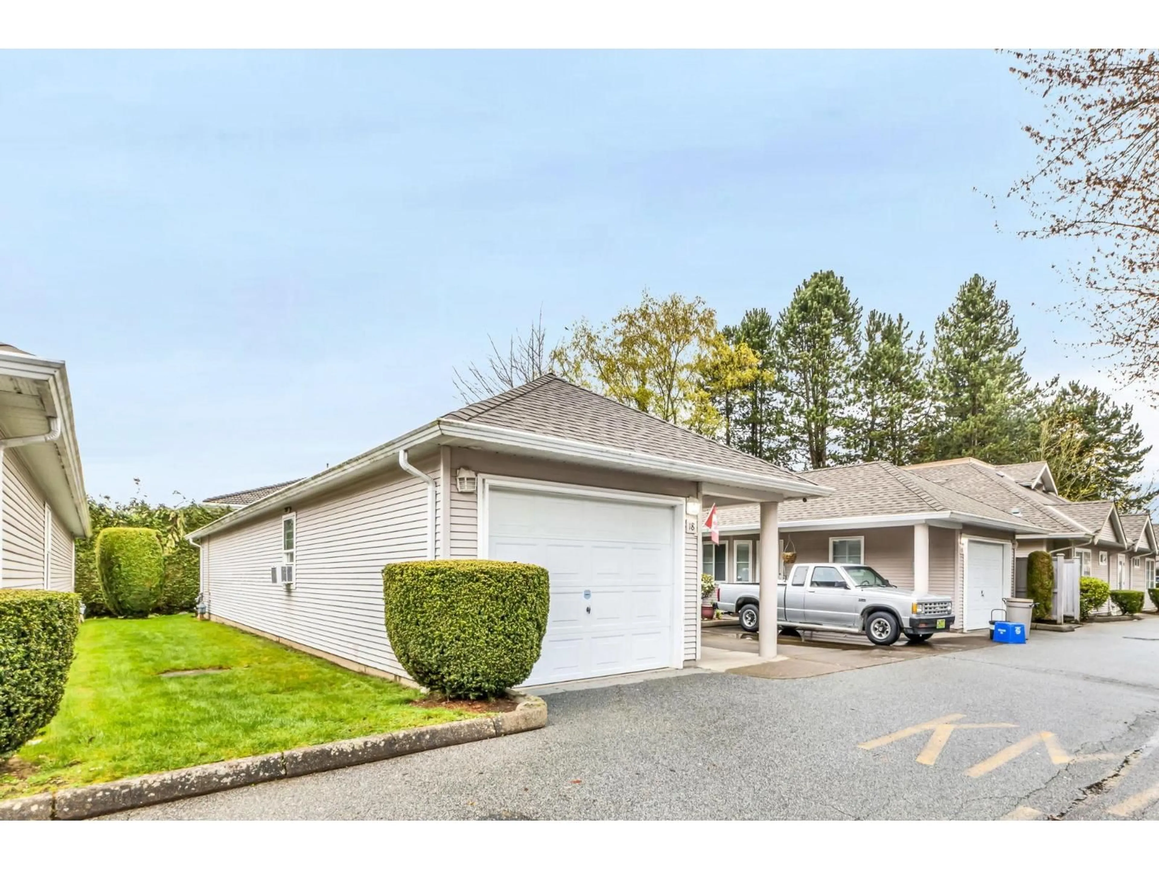 Indoor garage for 18 - 7127 124 STREET AVENUE, Surrey British Columbia V3W3W9