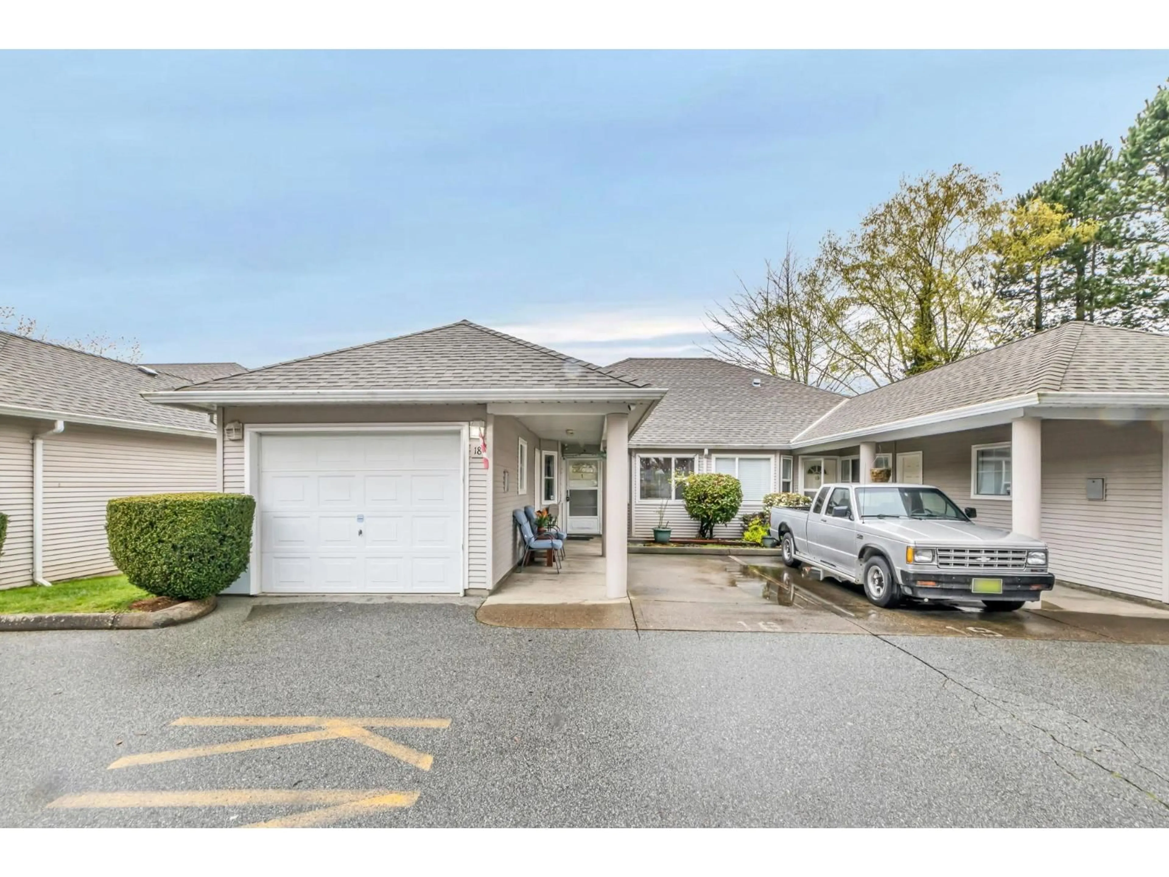 Indoor garage for 18 - 7127 124 STREET AVENUE, Surrey British Columbia V3W3W9