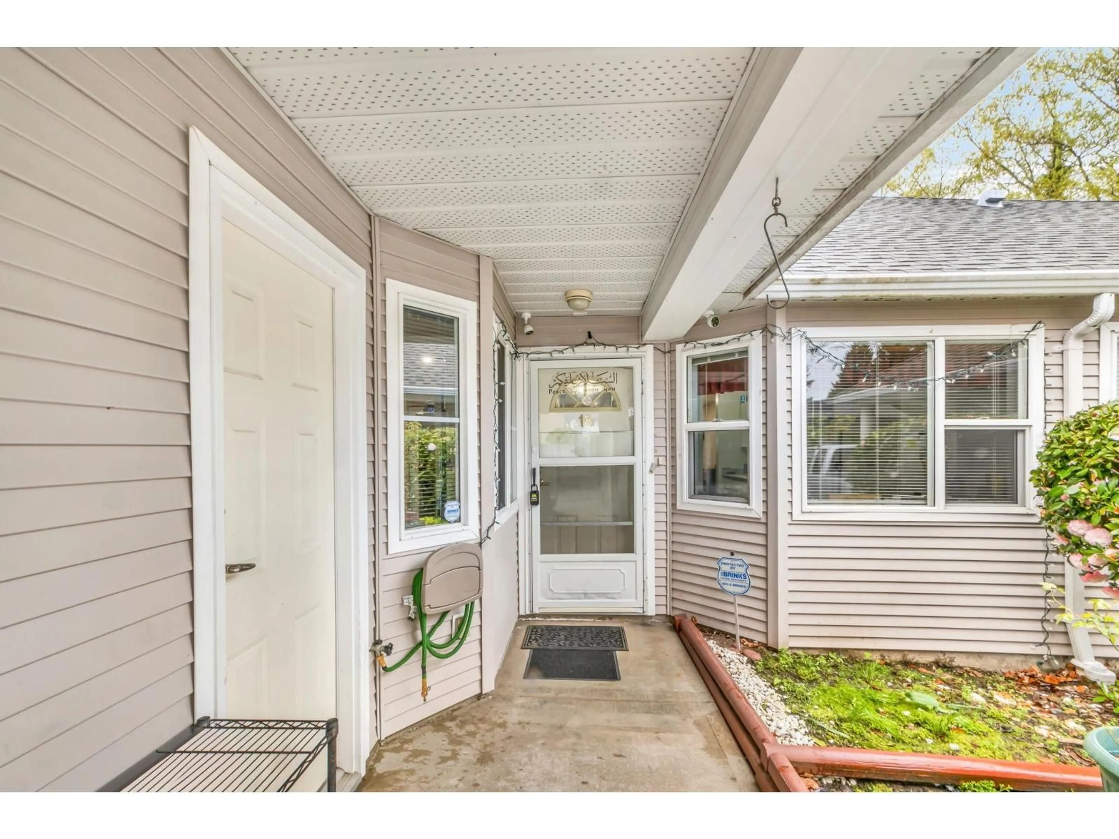 Indoor entryway for 18 - 7127 124 STREET AVENUE, Surrey British Columbia V3W3W9
