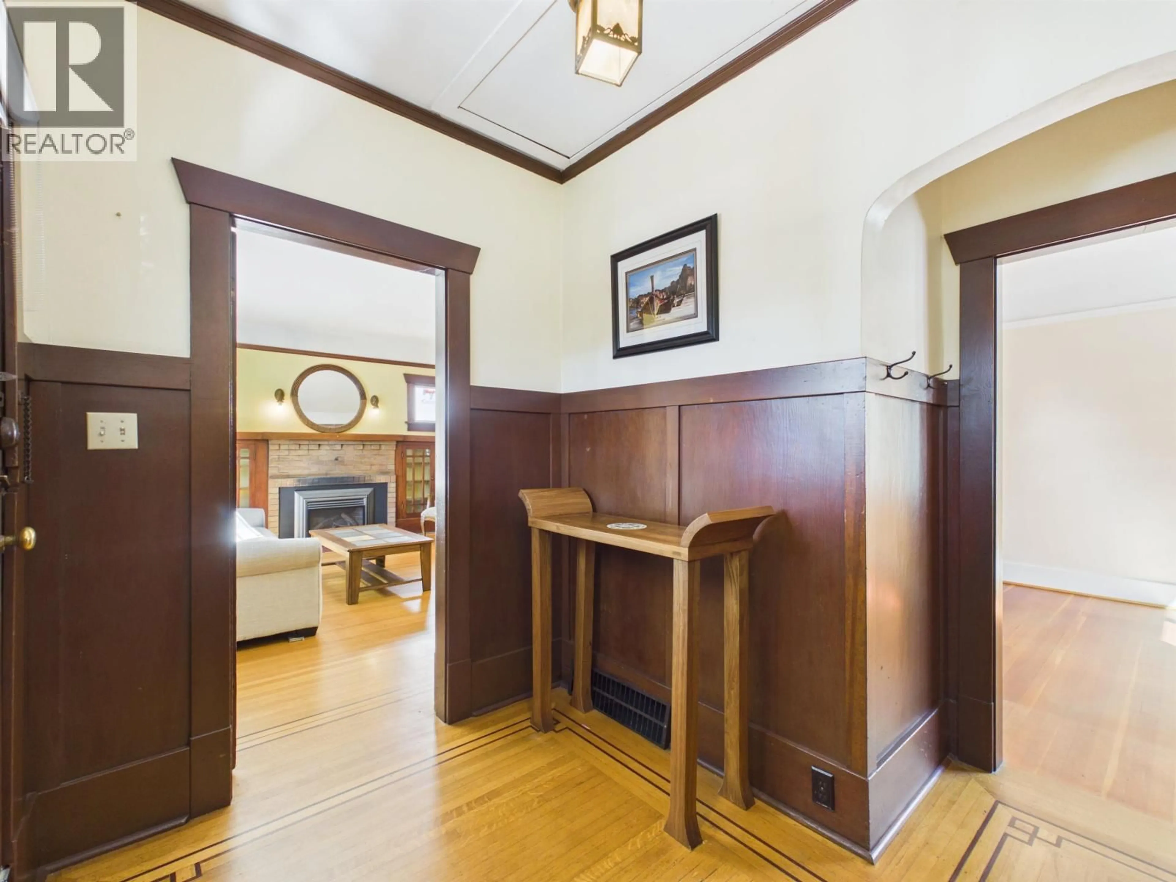 Indoor foyer for 3035 5TH AVENUE, Vancouver British Columbia V6K1T8